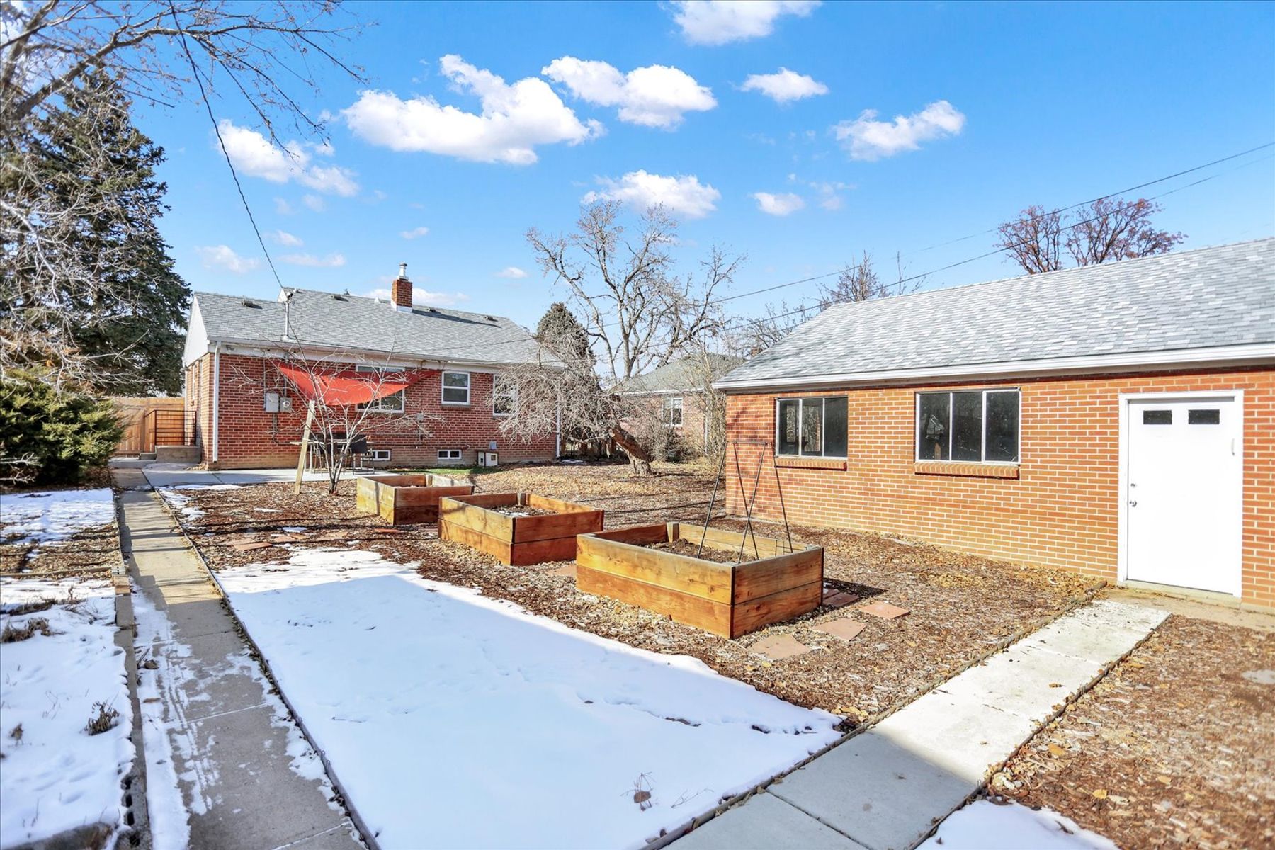  Athmar Park Gem: Newly Remodeled 3-Bed with Basement, Yard & Oversized Garage - 物件實景