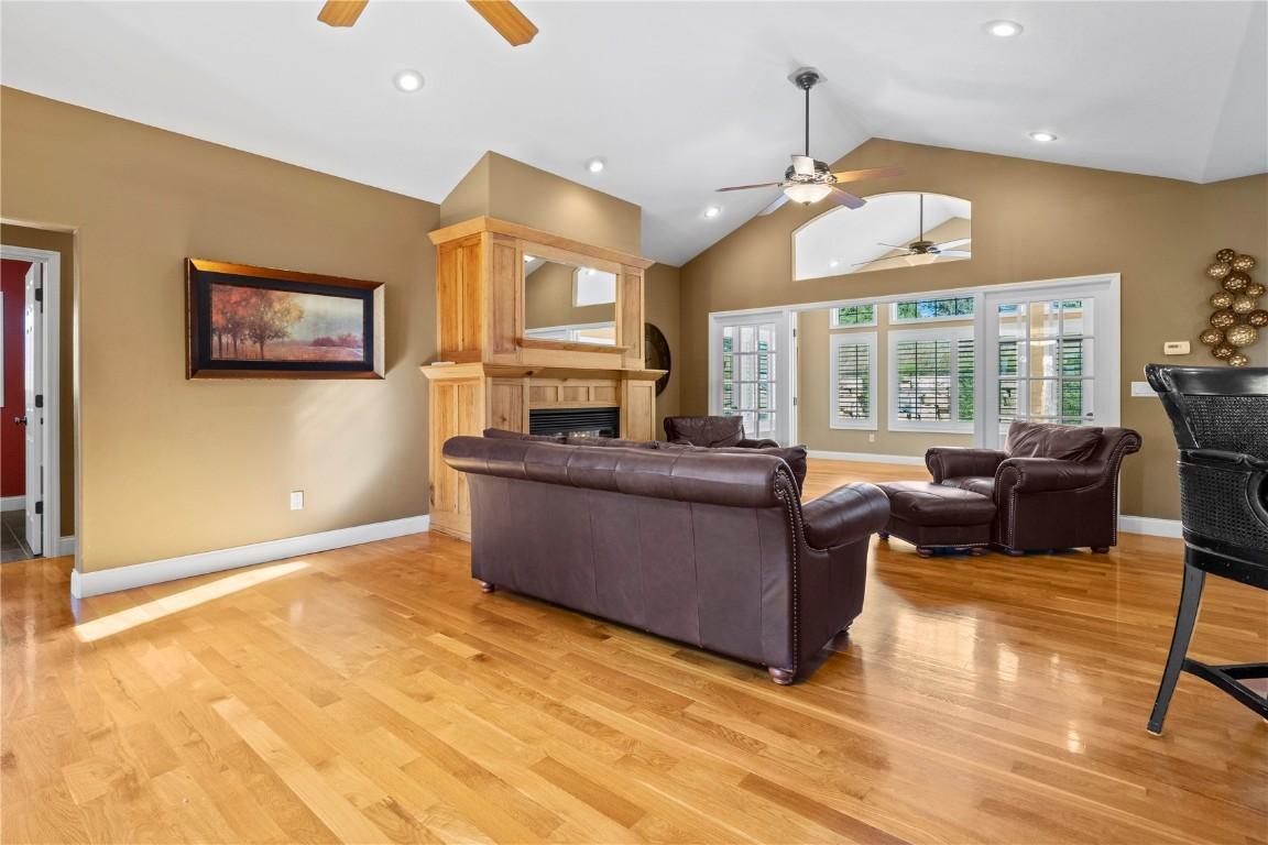 Vinton, Iowa, 52349, United States, 5 Bedrooms Bedrooms, ,3 BathroomsBathrooms,Residential,For Sale,1979270