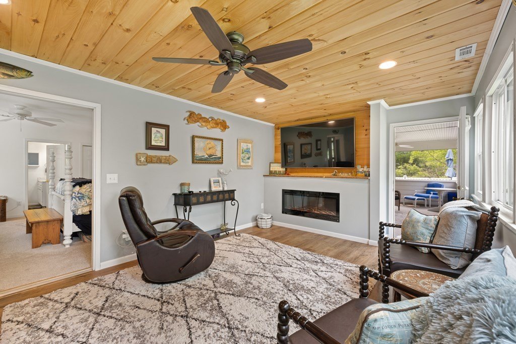 Murphy, North Carolina, 28906, United States, 2 Bedrooms Bedrooms, ,2 BathroomsBathrooms,Residential,For Sale,1923823