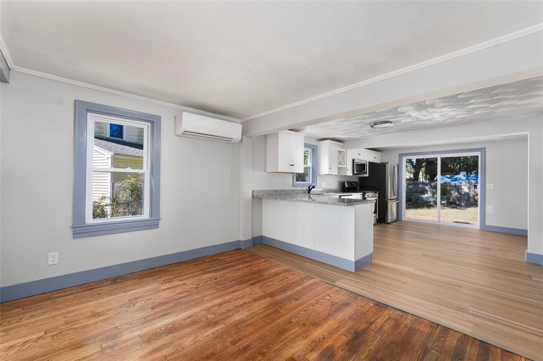 Warwick, Rhode Island, 02889, United States, 4 Bedrooms Bedrooms, ,2 BathroomsBathrooms,Residential,For Sale,1988287