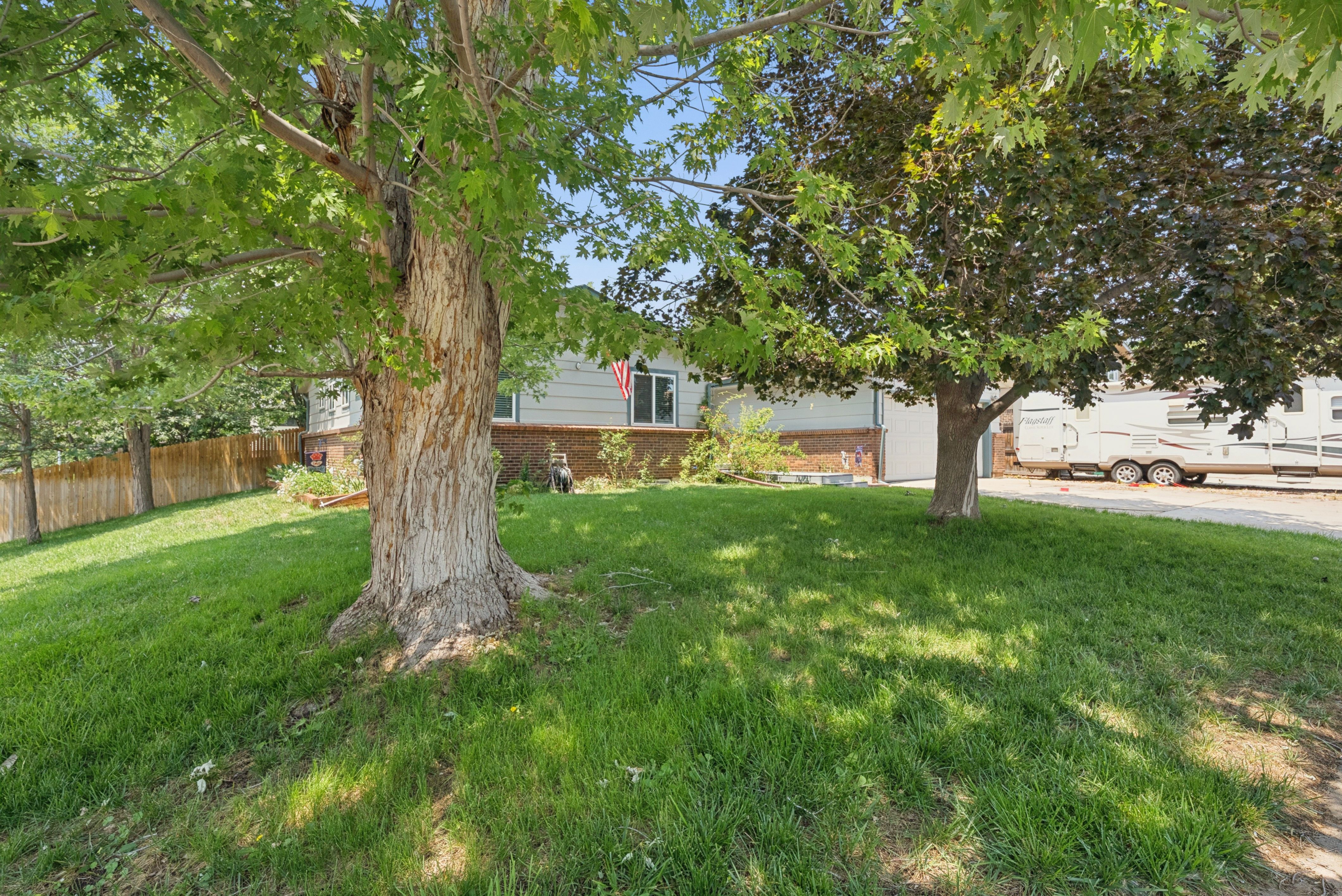  Charming and Well Maintained Home on a Large Corner Lot - 物件實景