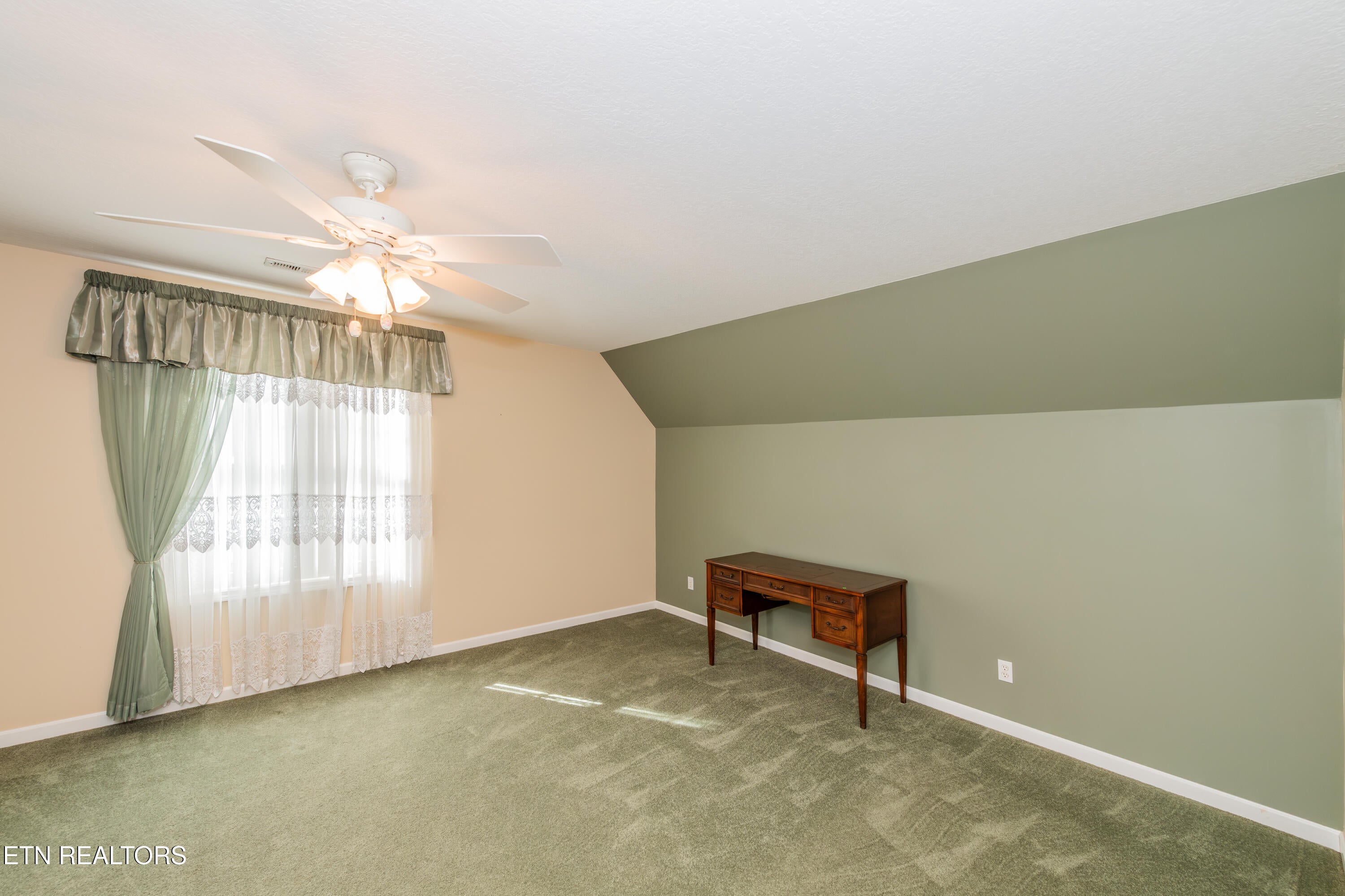 Harriman, Tennessee, 37748, United States, 3 Bedrooms Bedrooms, ,4 BathroomsBathrooms,Residential,For Sale,1995991