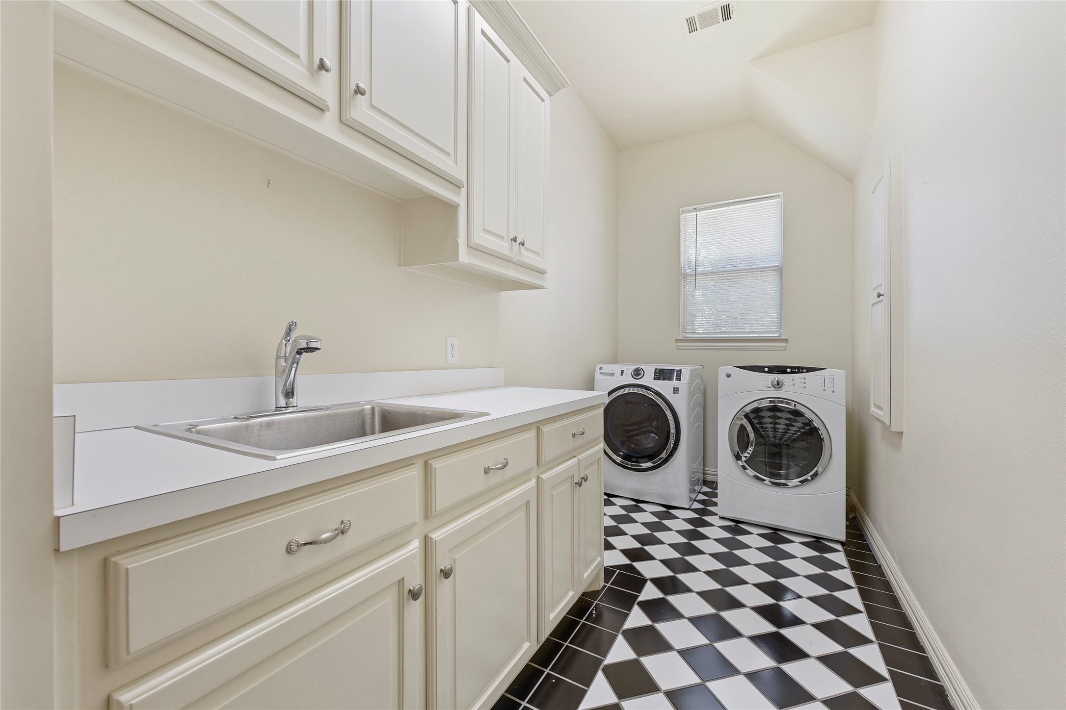 Heath, Texas, 75032, United States, 4 Bedrooms Bedrooms, ,3 BathroomsBathrooms,Residential,For Sale,1829391
