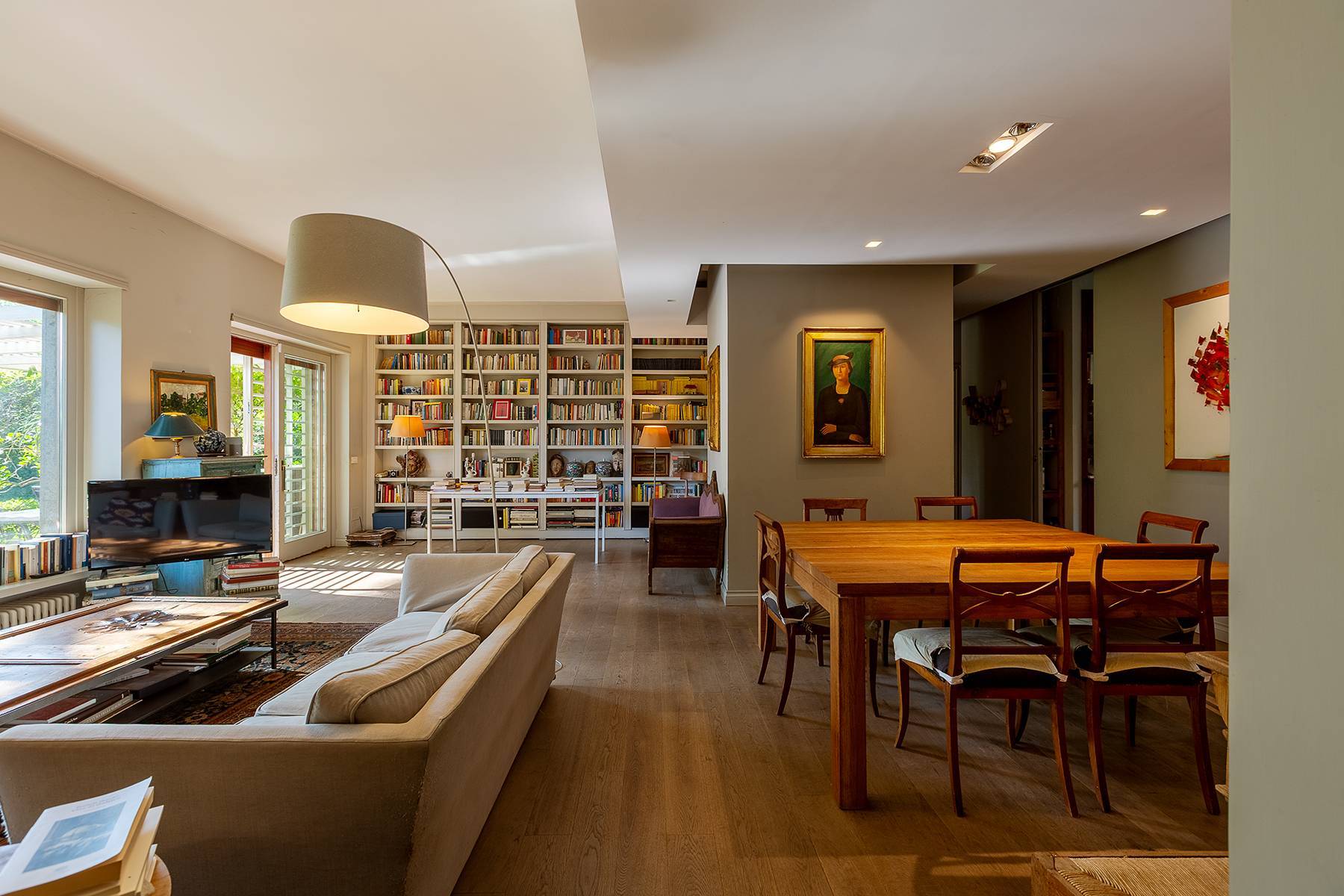 Elegant apartment with large private garden 