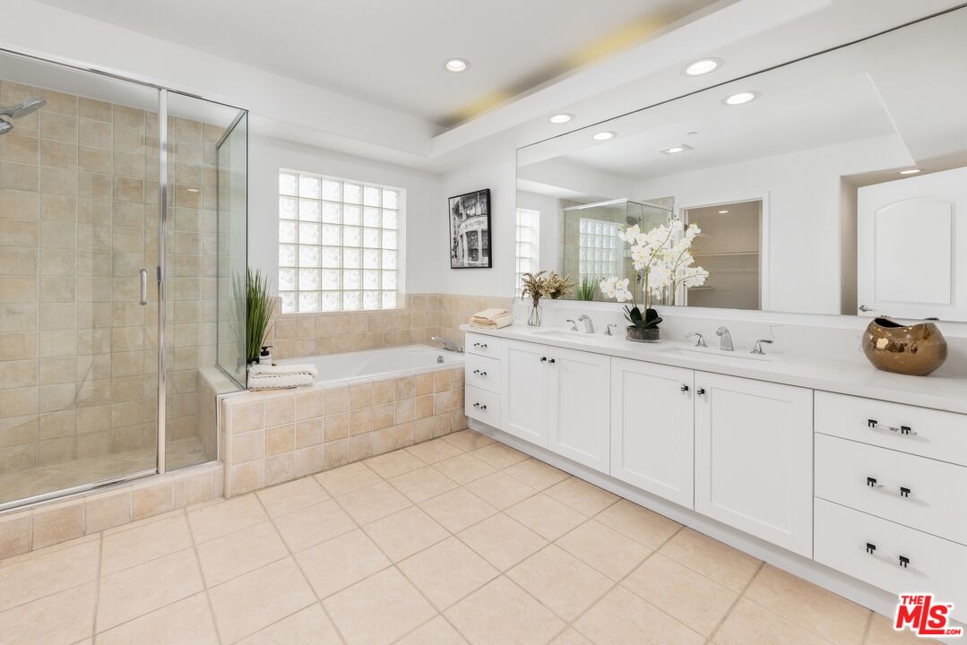 Los Angeles, California, 90049, United States, 3 Bedrooms Bedrooms, ,3 BathroomsBathrooms,Residential,For Sale,2000609