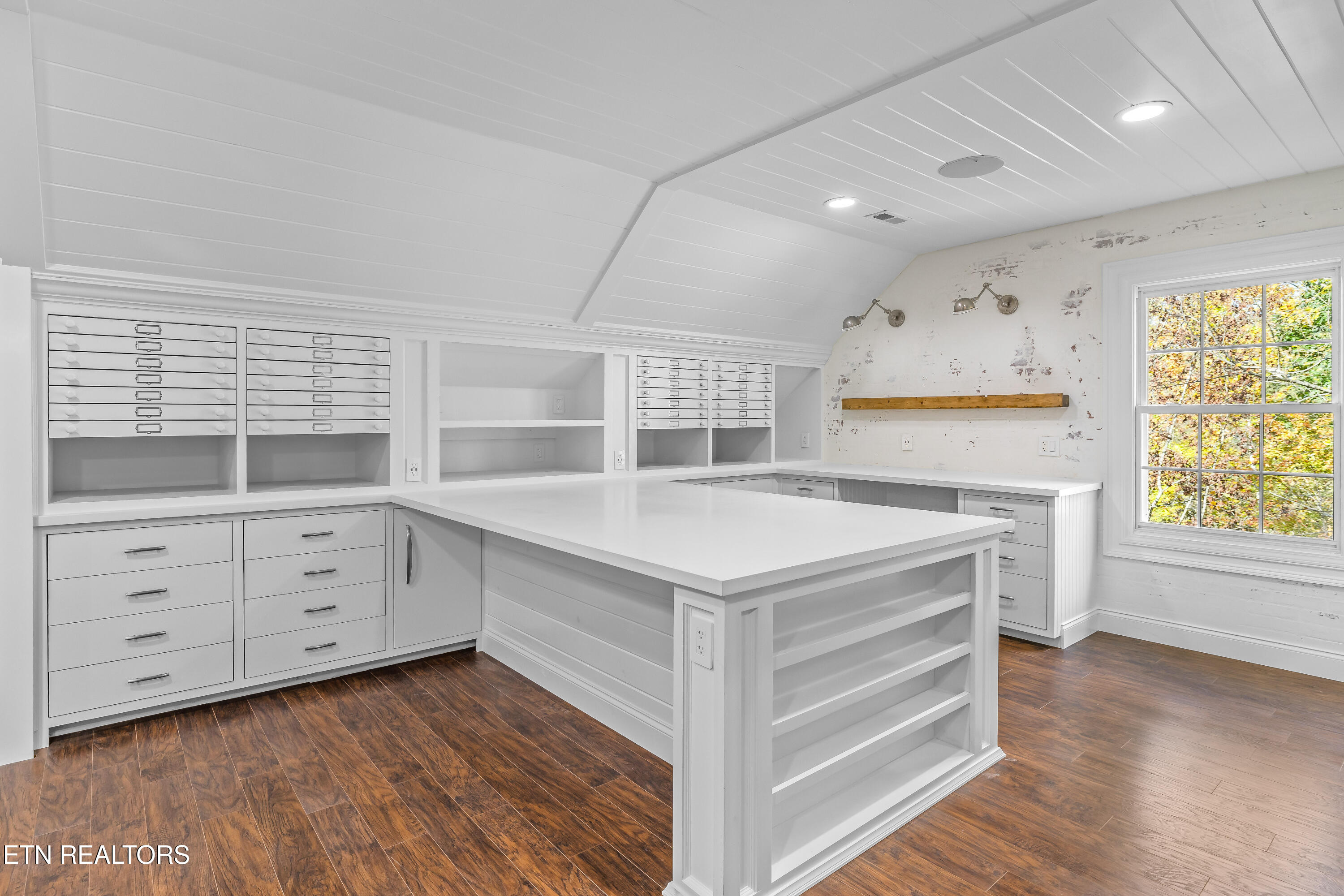 Maryville, Tennessee, 37803, United States, 4 Bedrooms Bedrooms, ,5 BathroomsBathrooms,Residential,For Sale,1984597