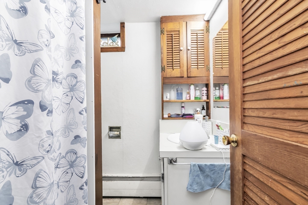 Haverhill, Massachusetts, 01830, United States, 5 Bedrooms Bedrooms, ,3 BathroomsBathrooms,Residential,For Sale,1990407