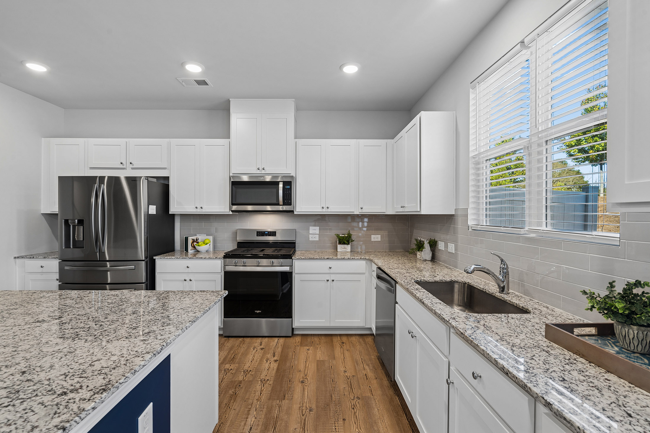  Spacious Living and Upgraded Finishes at Logan Point - 物件實景