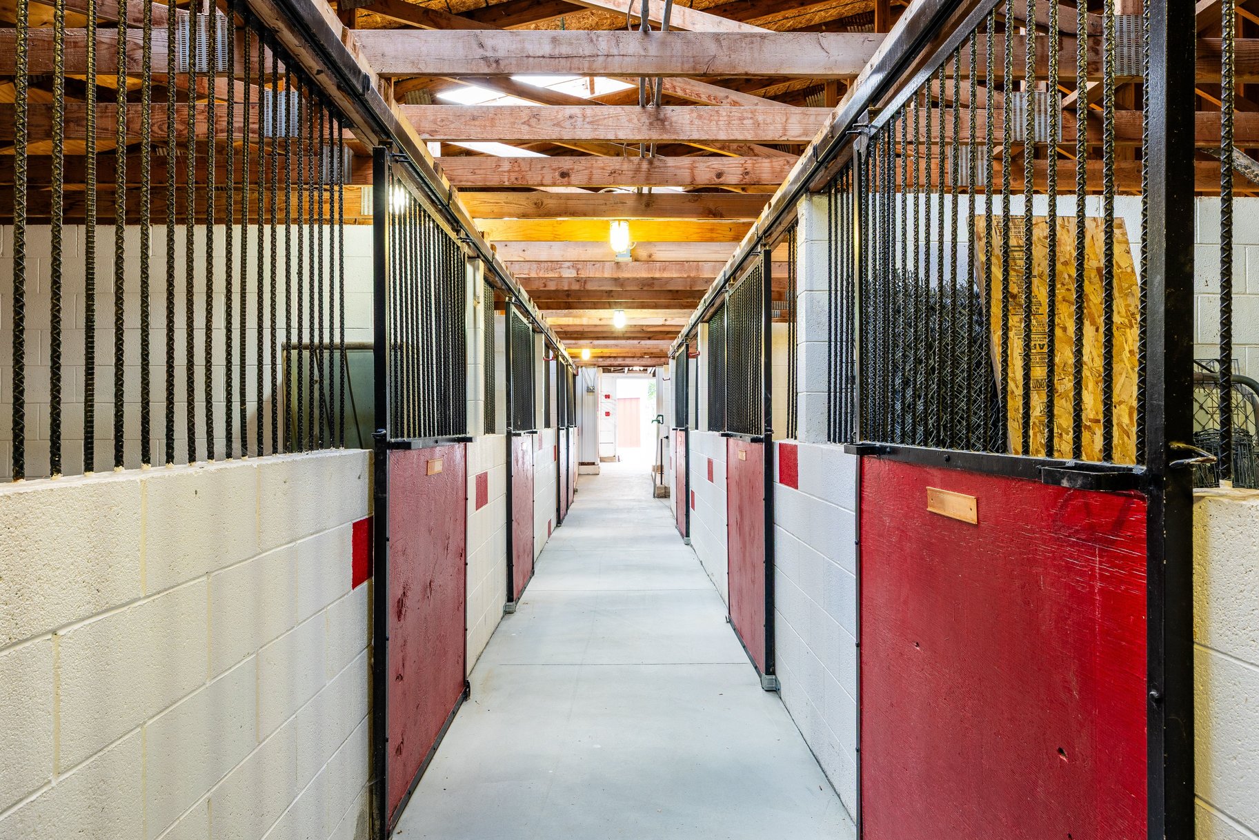  Incredibly Well-Maintained Horse Property with Indoor Arena & Views - 物件實景