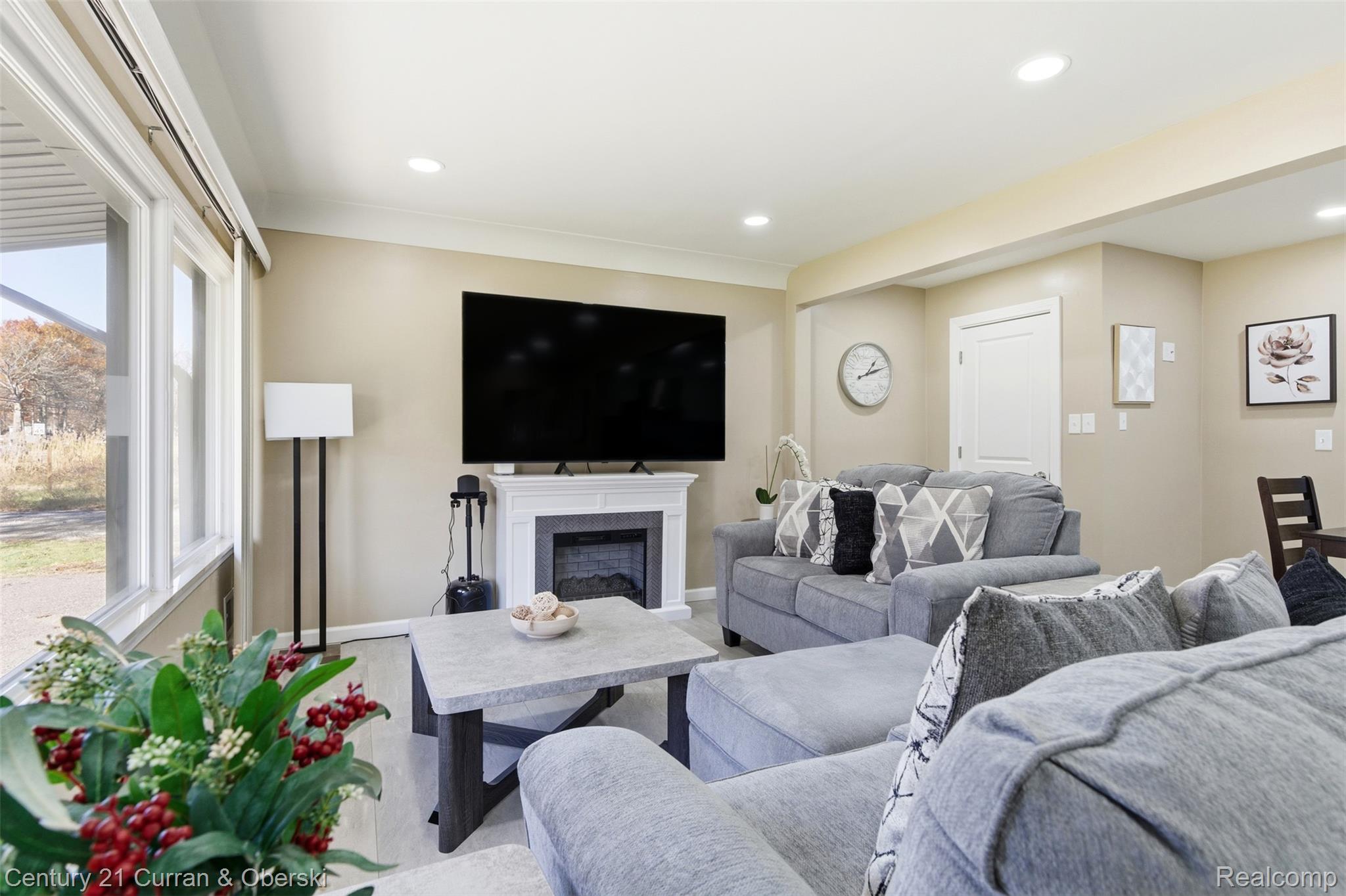 Brownstown Charter Township, Michigan, 48174, United States, 3 Bedrooms Bedrooms, ,2 BathroomsBathrooms,Residential,For Sale,1996649