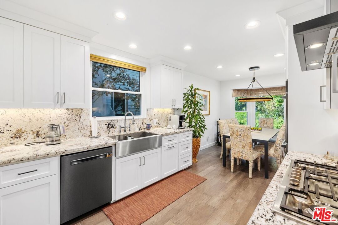 Los Angeles, California, 90034, United States, 4 Bedrooms Bedrooms, ,Residential,For Sale,1991116