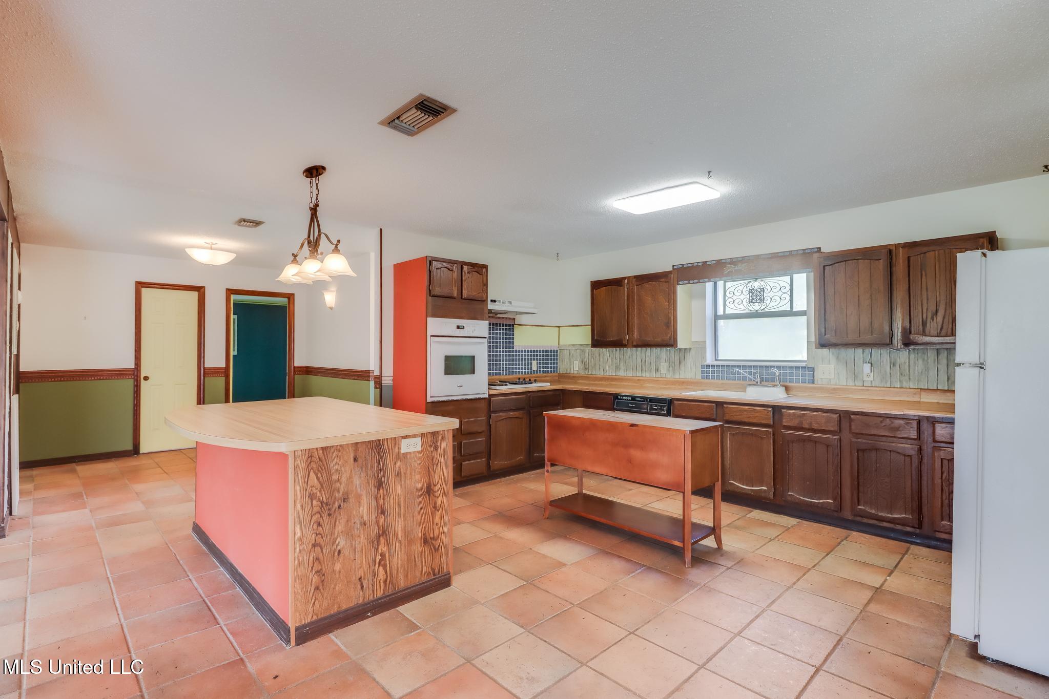 Pass Christian, Mississippi, 39571, United States, 3 Bedrooms Bedrooms, ,2 BathroomsBathrooms,Residential,For Sale,1874692