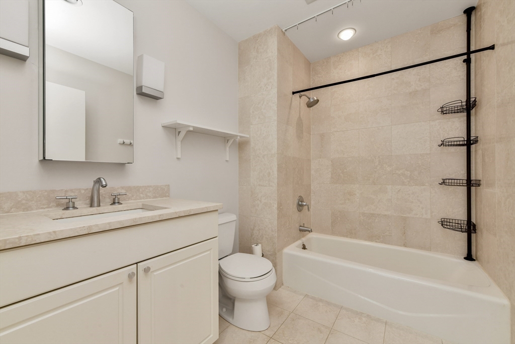 Boston, Massachusetts, 02110, United States, 1 Bedroom Bedrooms, ,1 BathroomBathrooms,Residential,For Sale,1924079