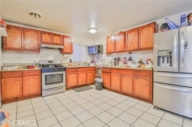 Los Angeles, California, 90003, United States, 4 Bedrooms Bedrooms, ,Residential,For Sale,2010724