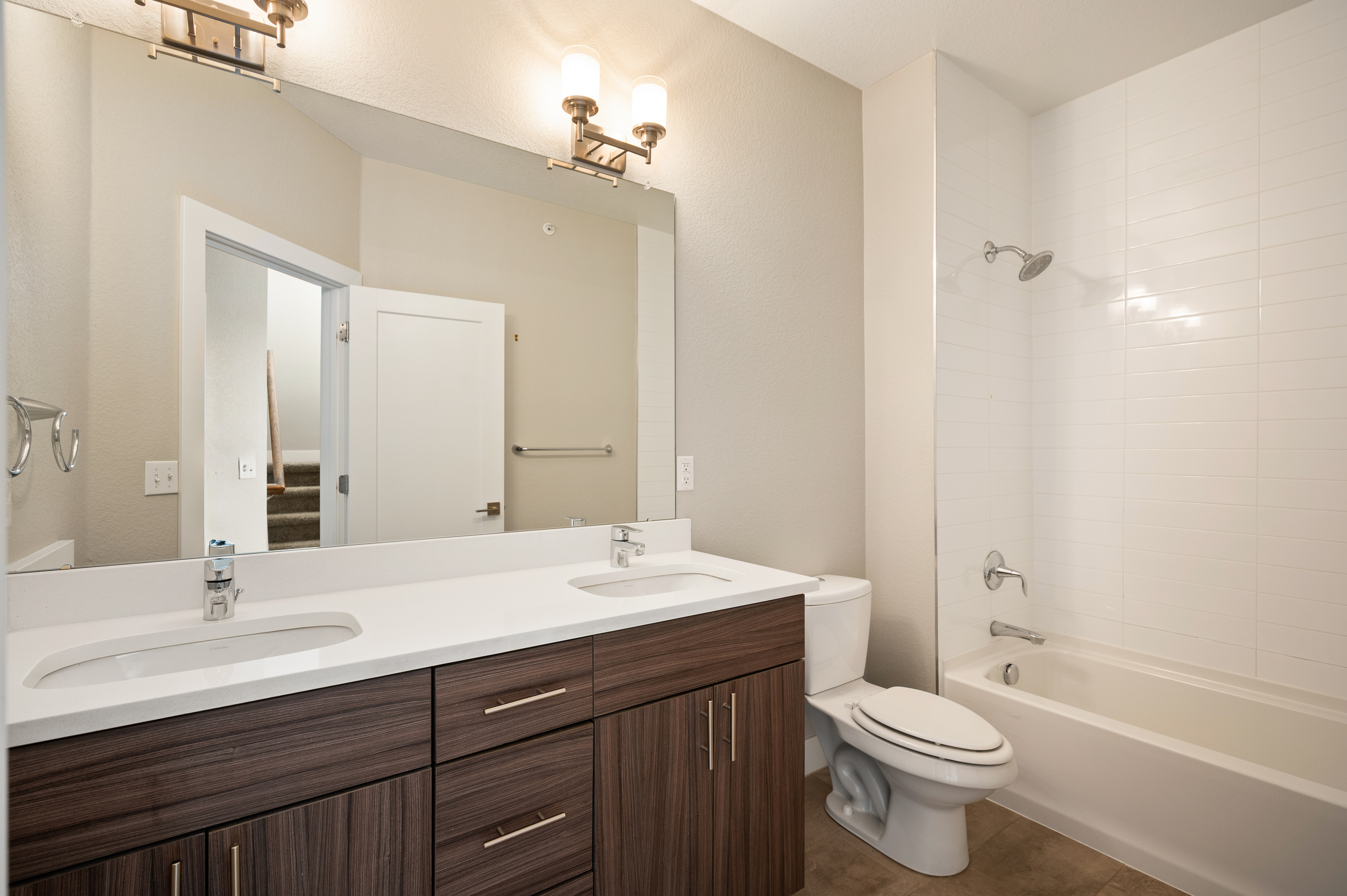  Beautifully Maintained Corner-Unit Townhome with Rooftop Views - 物件實景