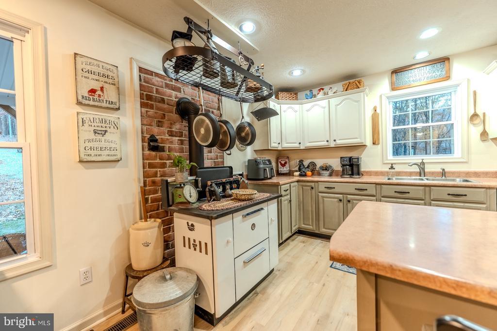 Paw Paw, West Virginia, 25434, United States, 3 Bedrooms Bedrooms, ,3 BathroomsBathrooms,Residential,For Sale,1989238