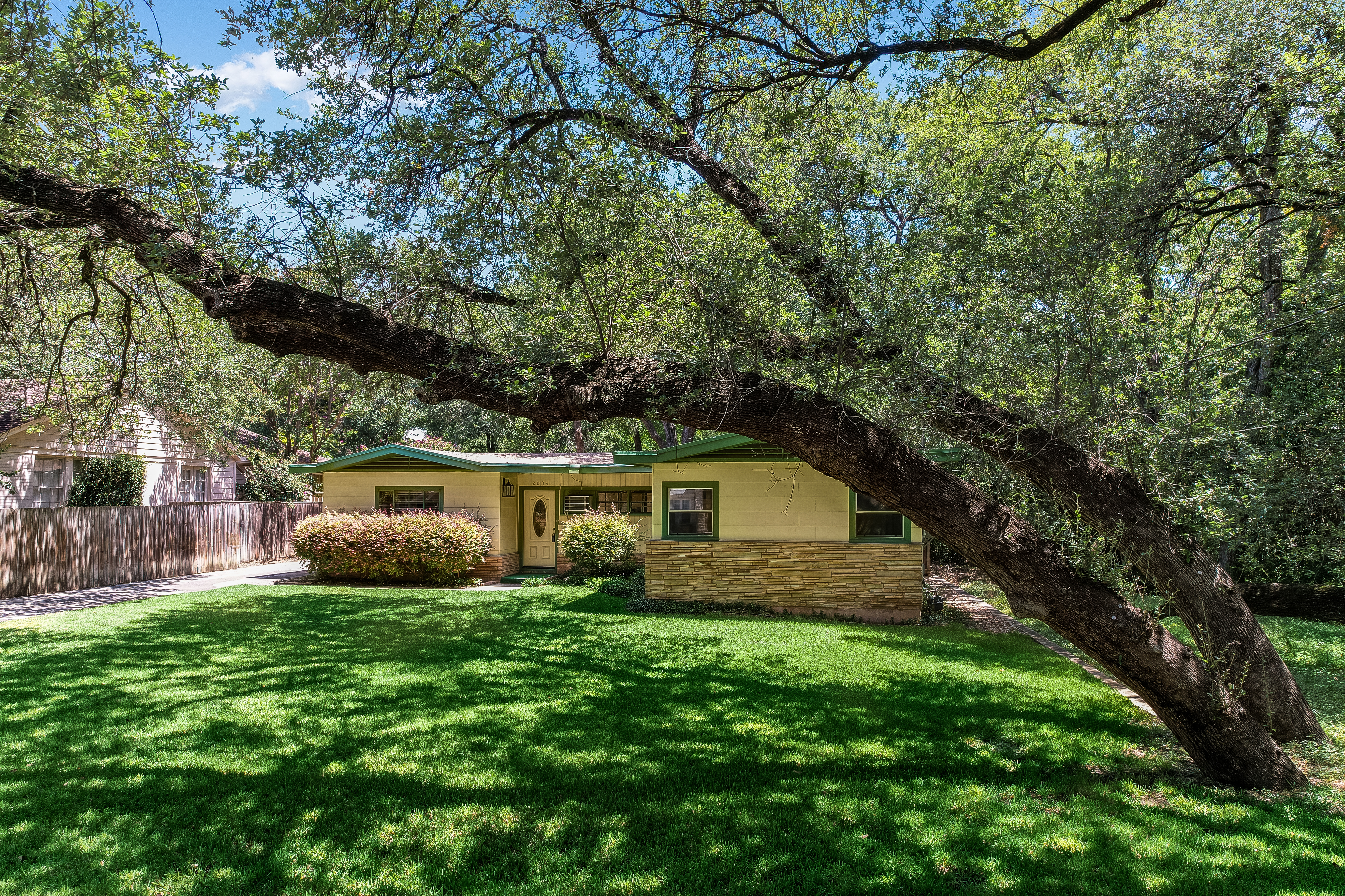  JUST LISTED in Tarrytown - 物件實景