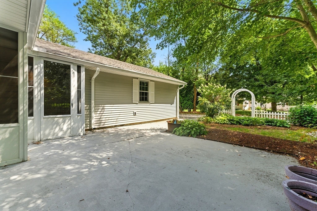 Longmeadow, Massachusetts, 01106, United States, 3 Bedrooms Bedrooms, ,3 BathroomsBathrooms,Residential,For Sale,1933397