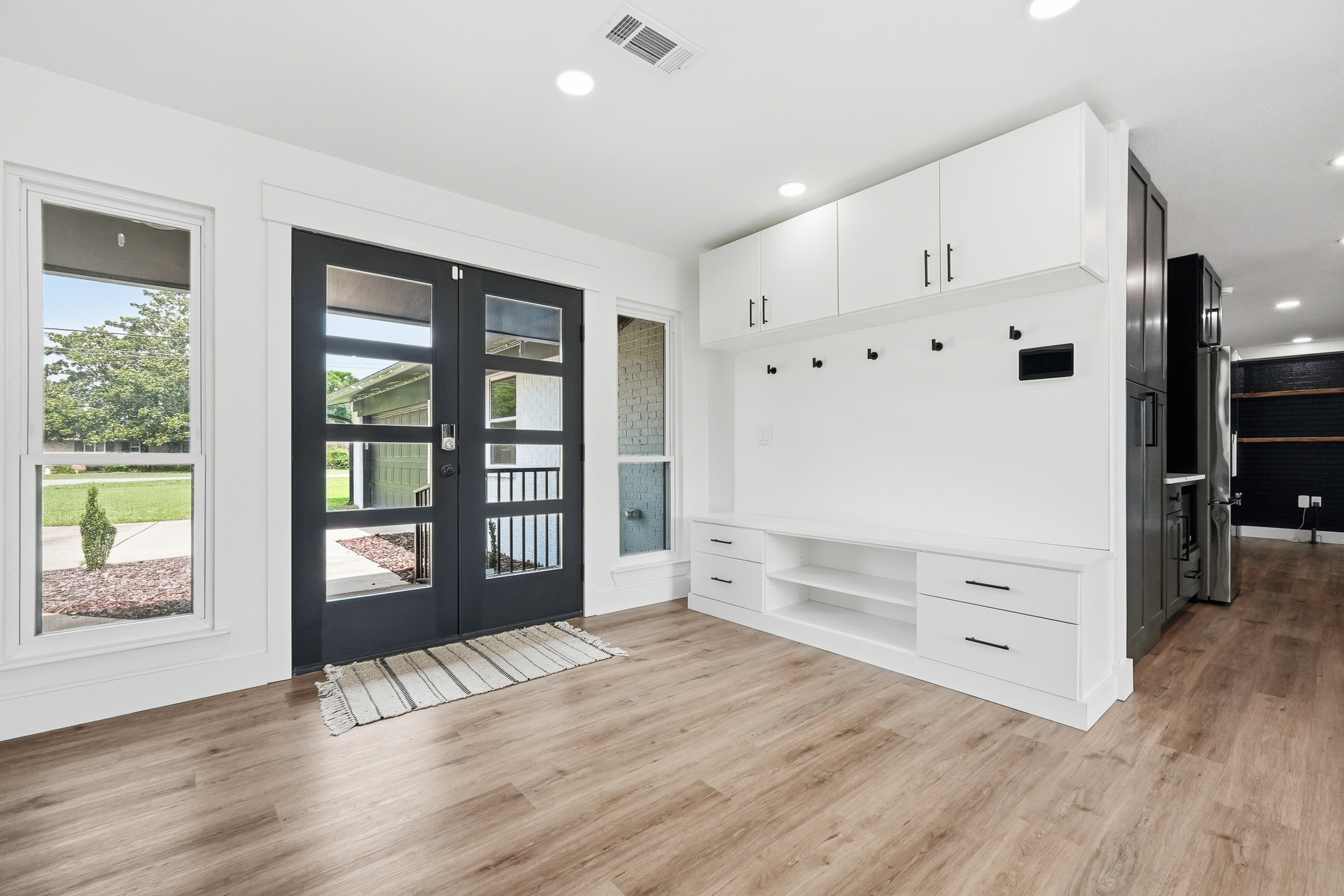  Move-In Ready Pool Home with Thoughtful Modern Updates - 物件實景