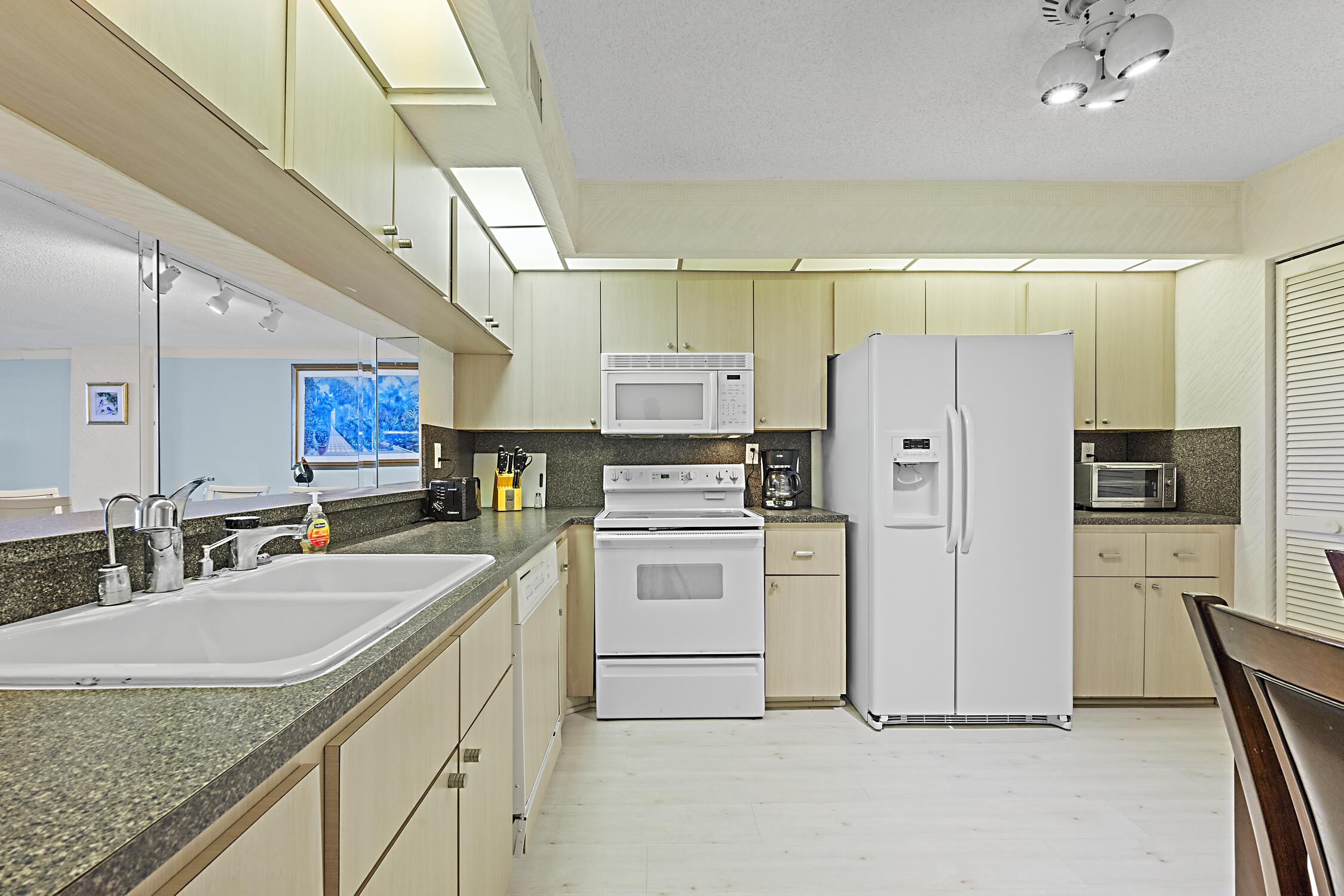 Highland Beach, Florida, 33487, United States, 2 Bedrooms Bedrooms, ,2 BathroomsBathrooms,Residential,For Sale,1827677