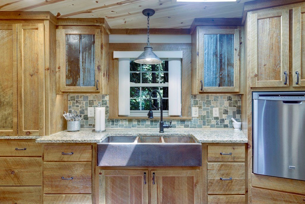 Hiawassee, Georgia, 30546, United States, 2 Bedrooms Bedrooms, ,3 BathroomsBathrooms,Residential,For Sale,1920293