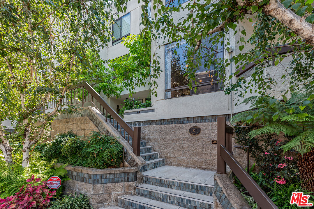 West Hollywood, California, 90069, United States, 2 Bedrooms Bedrooms, ,3 BathroomsBathrooms,Residential,For Sale,1898425