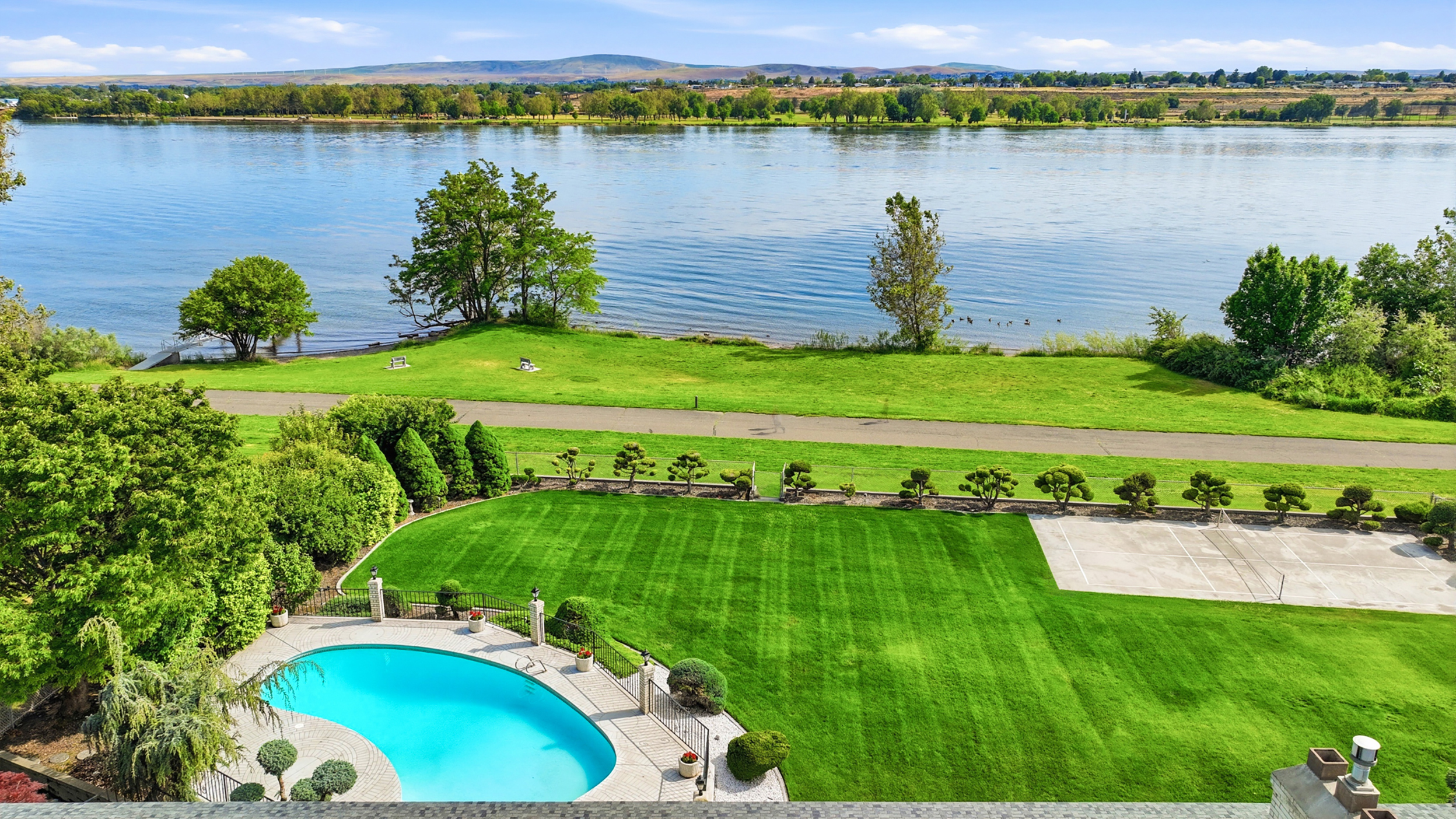  Prime Columbia River Frontage, Pool, large lot - 物件實景