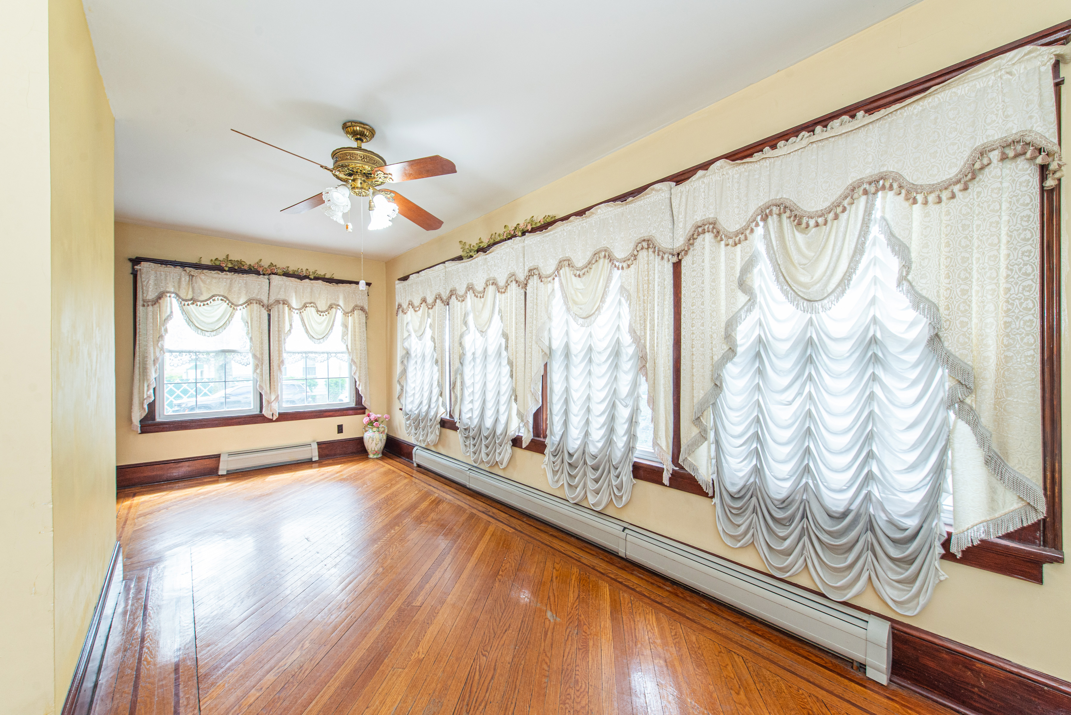 Nutley, New Jersey, 07110, United States, 3 Bedrooms Bedrooms, ,2 BathroomsBathrooms,Residential,For Sale,1935427
