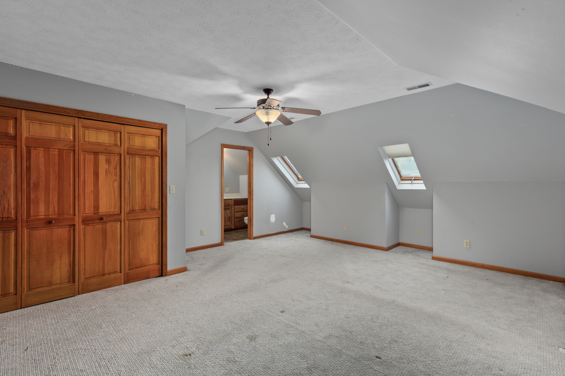 Litchfield, Illinois, 62056, United States, 5 Bedrooms Bedrooms, ,4 BathroomsBathrooms,Residential,For Sale,1986083