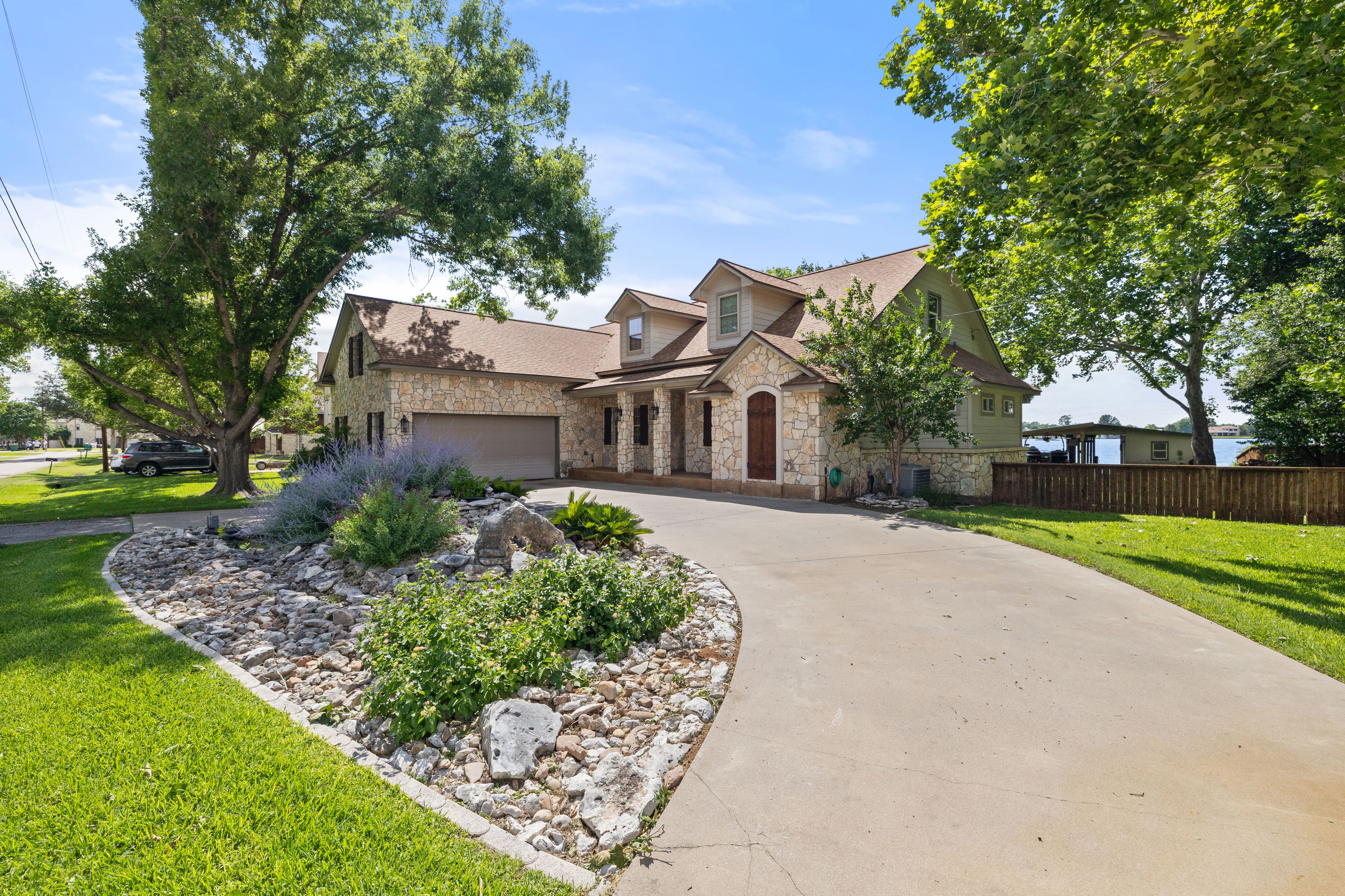  402 S. Shorewood Dr on Lake LBJ - 物件實景