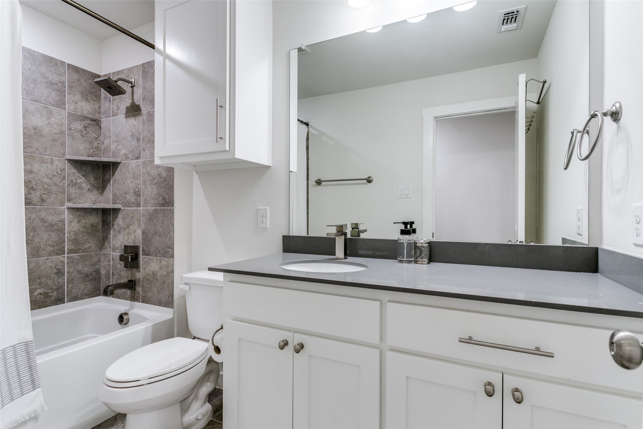 Flower Mound, Texas, 75028, United States, 3 Bedrooms Bedrooms, ,3 BathroomsBathrooms,Residential,For Sale,1990781