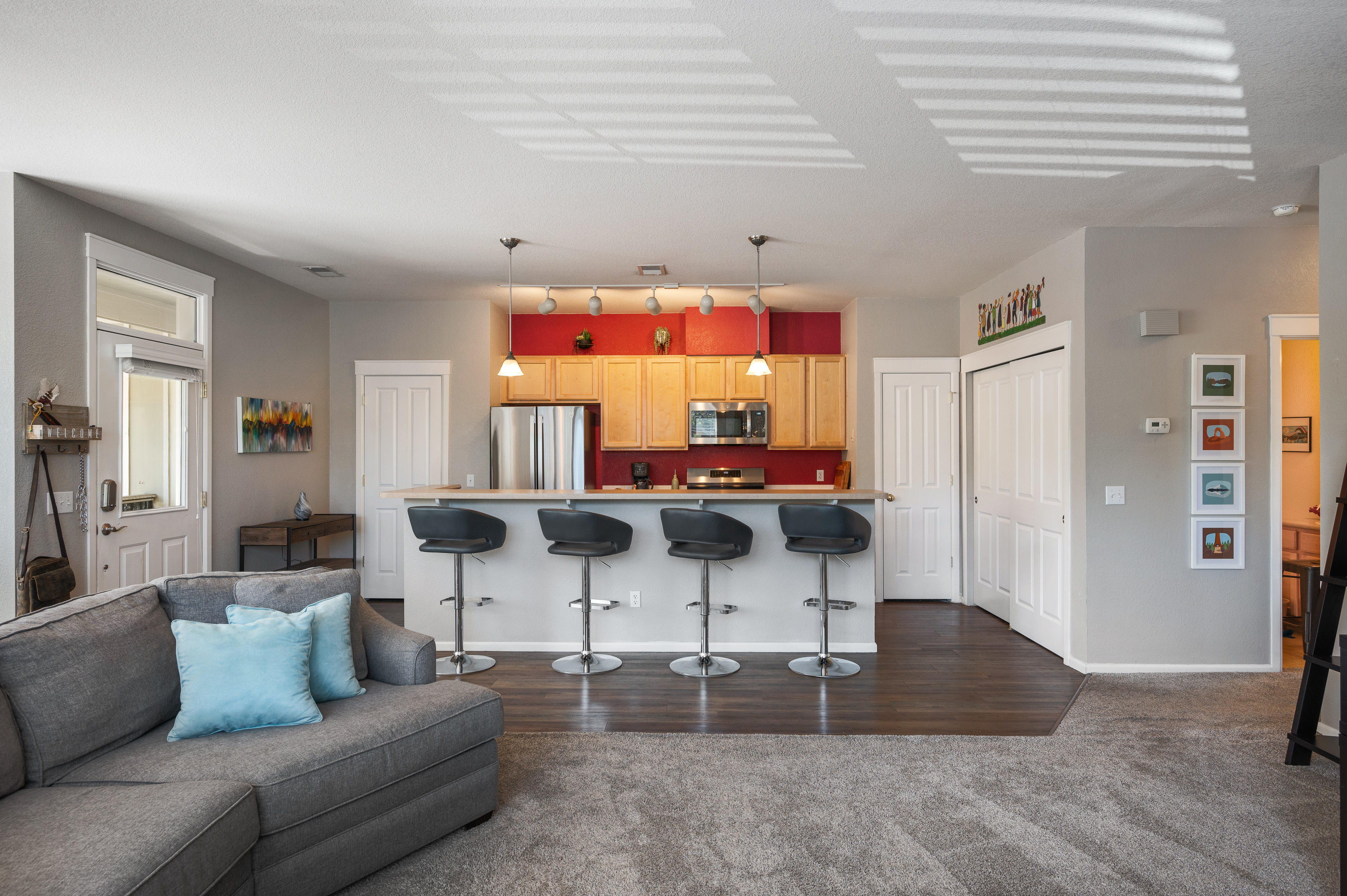  Beautifully Designed 2nd-floor Condo in Sought-after Community of Edgewater Park - 物件實景