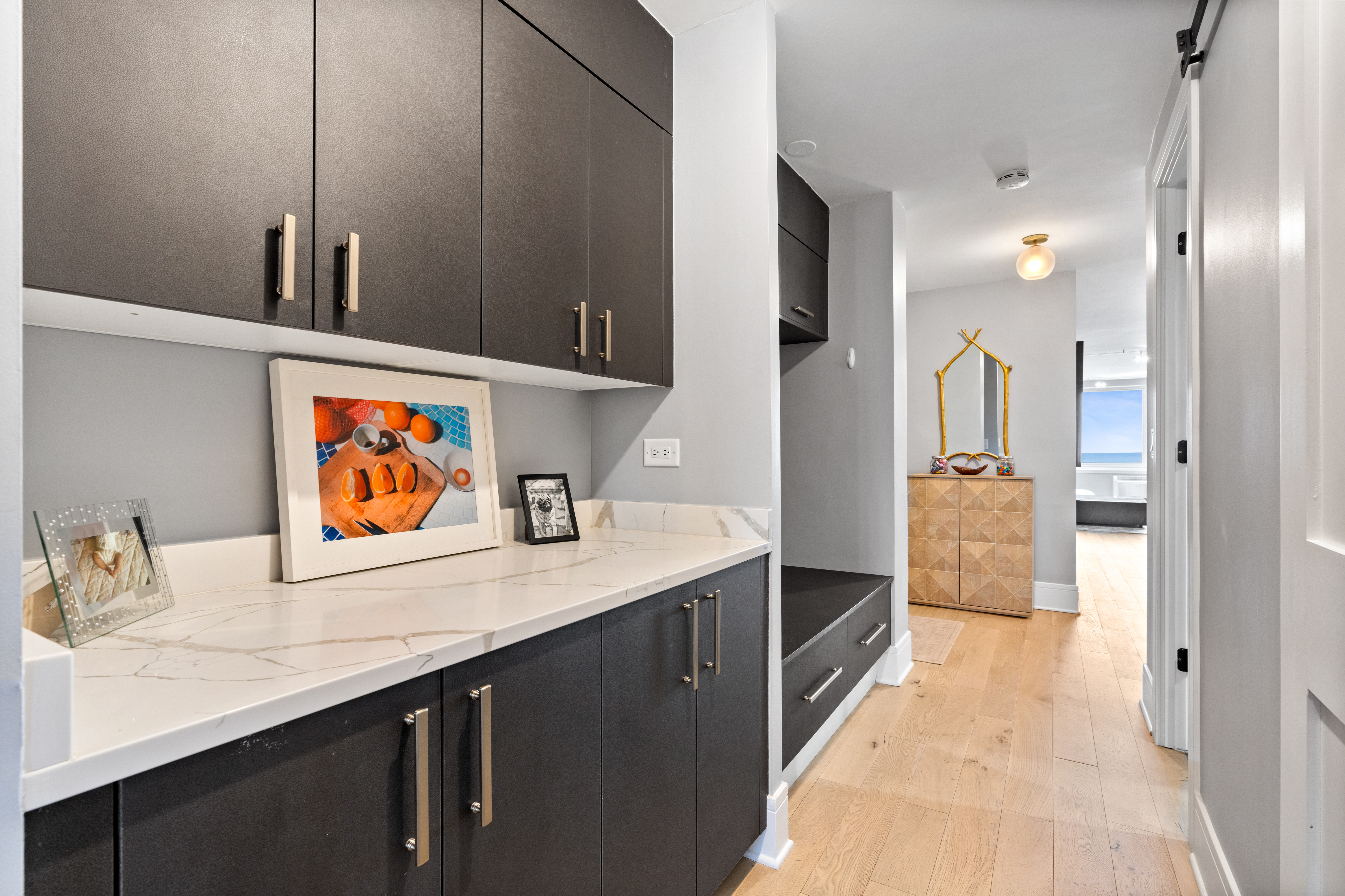  Enjoy Turnkey Lakefront Living in a Well-Established Gold Coast Building - 物件實景