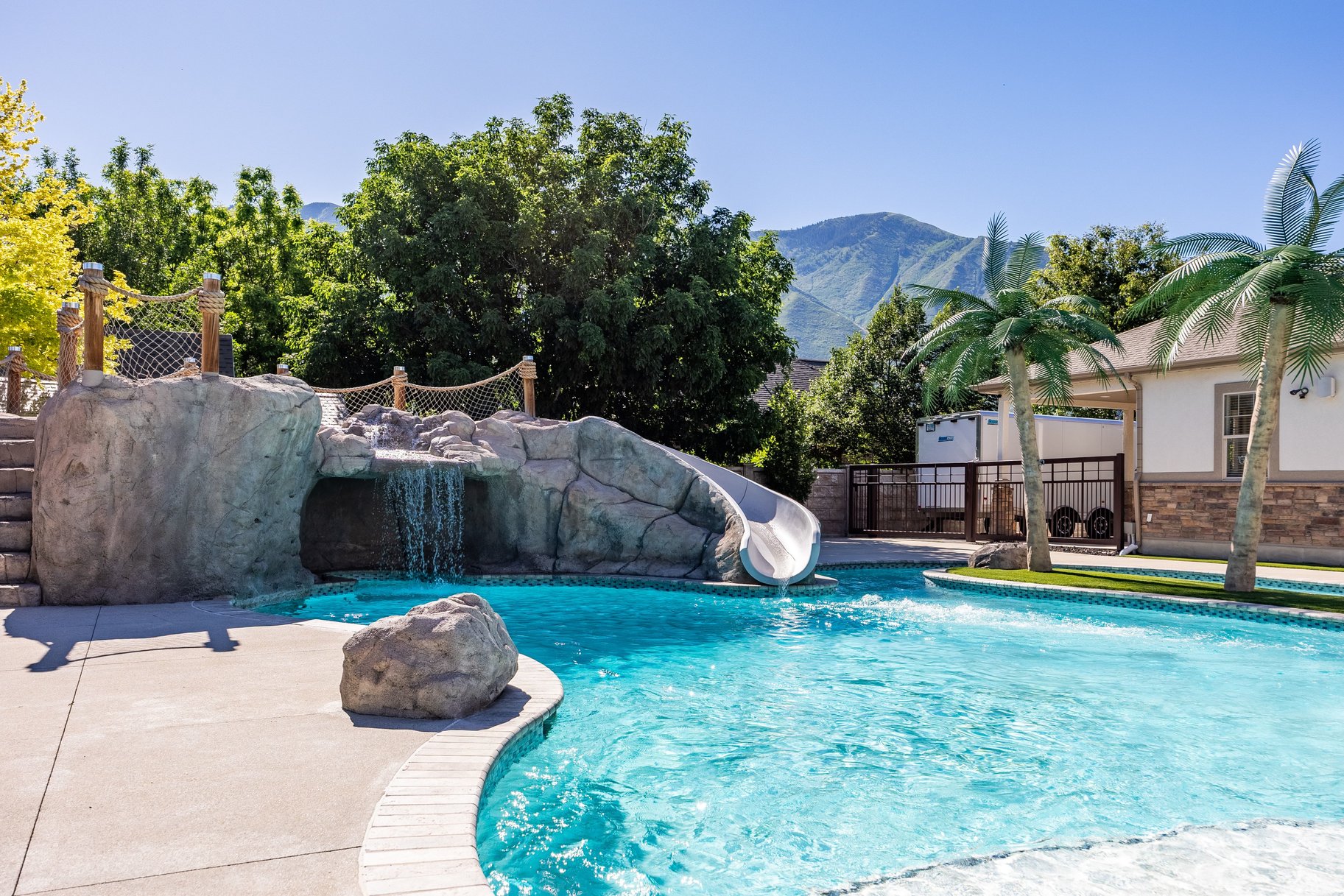  Newly Updated Home with Pool, Lazy River & Detached Garage - 物件實景