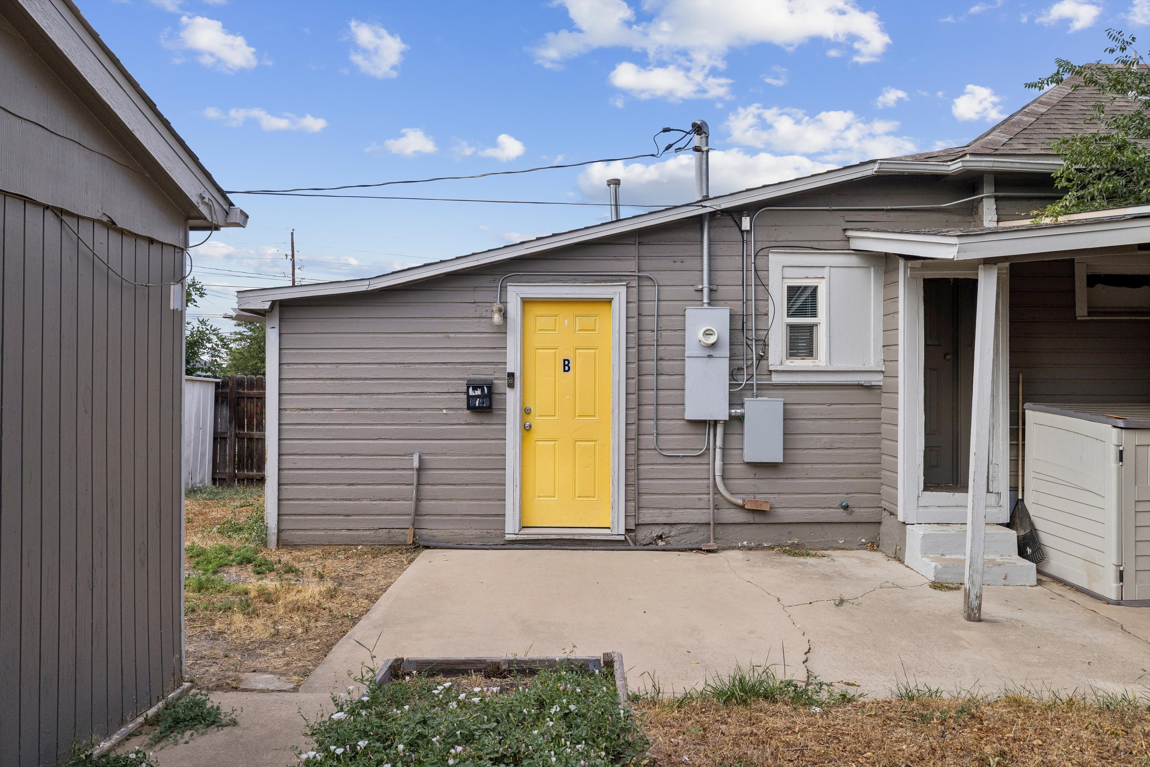  A rare opportunity to own a three-unit residential income property designed for - 物件實景