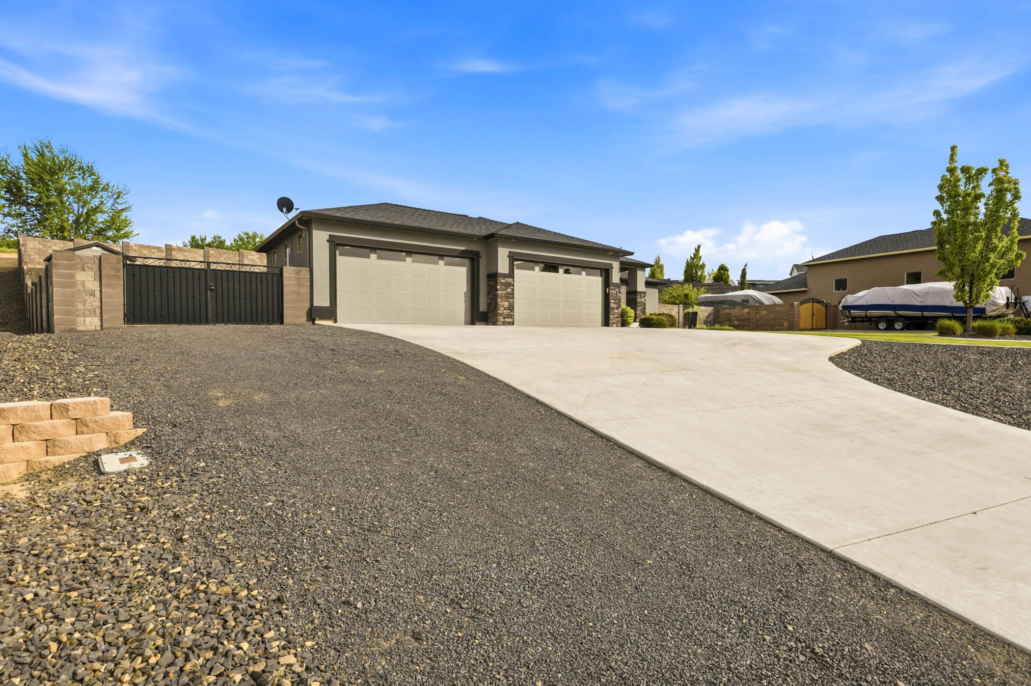  4 car garage in cul-de-sac Upgrades, single level - 物件實景