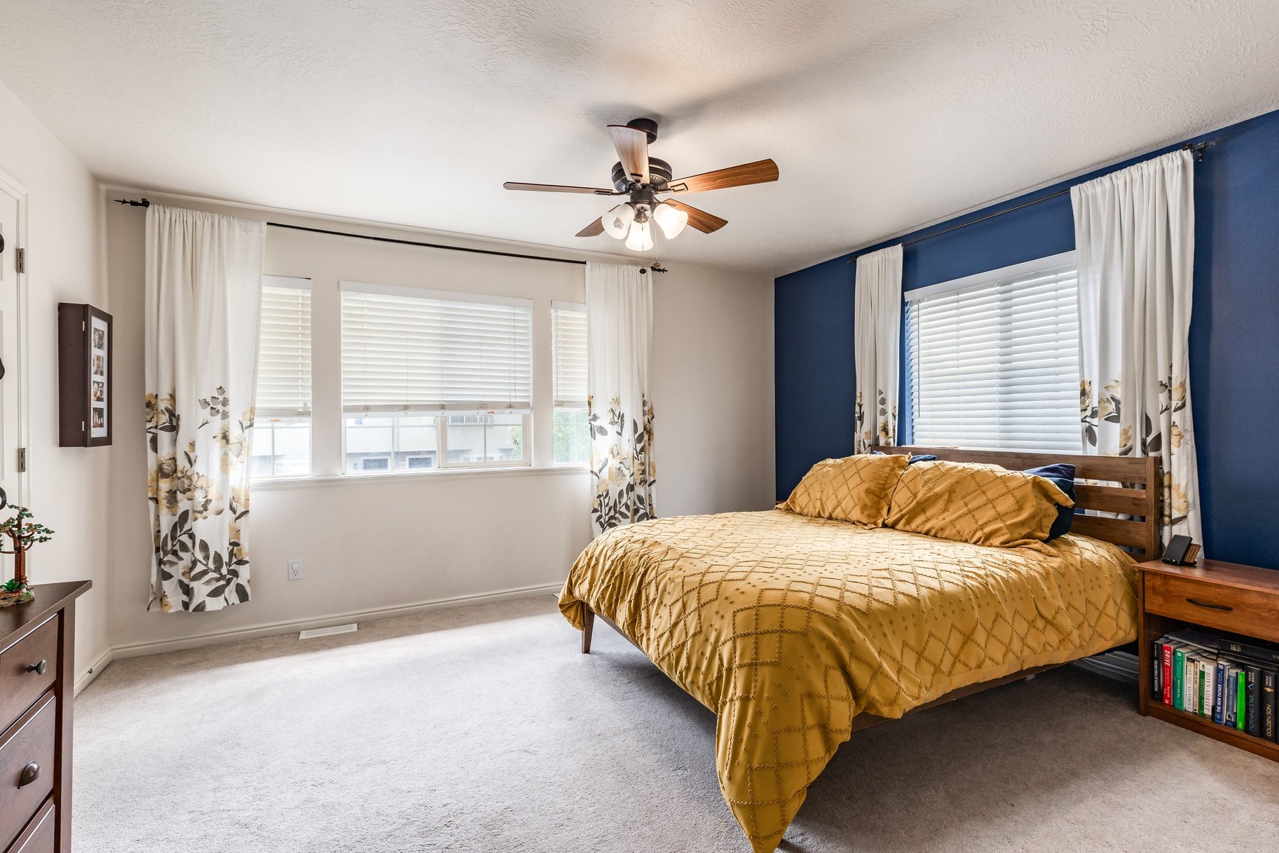  End Row Townhome in Highly Desired Location - 物件實景