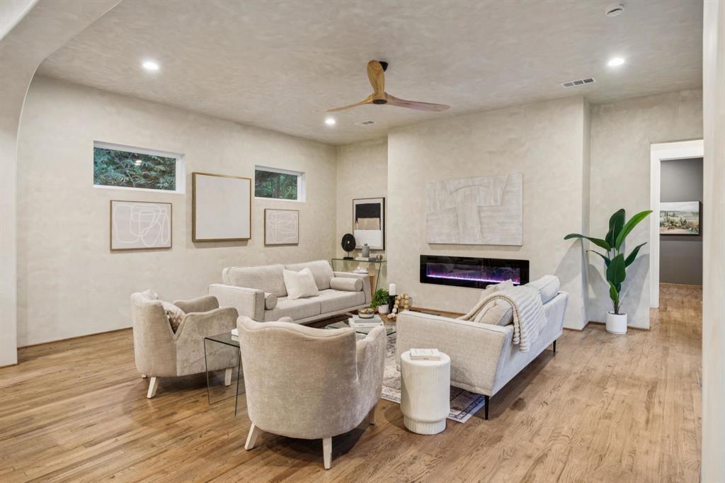 Dallas, Texas, 75211, United States, 4 Bedrooms Bedrooms, ,3 BathroomsBathrooms,Residential,For Sale,1988260