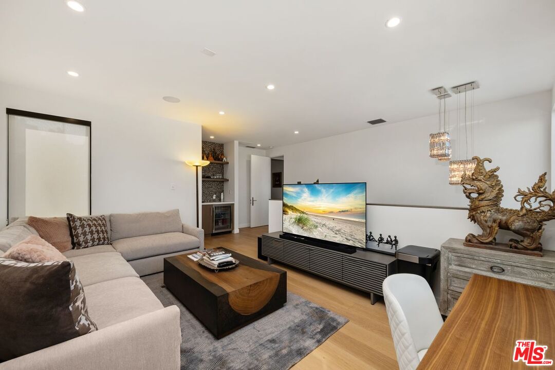 Los Angeles, California, 90046, United States, 5 Bedrooms Bedrooms, ,6 BathroomsBathrooms,Residential,For Sale,1897072