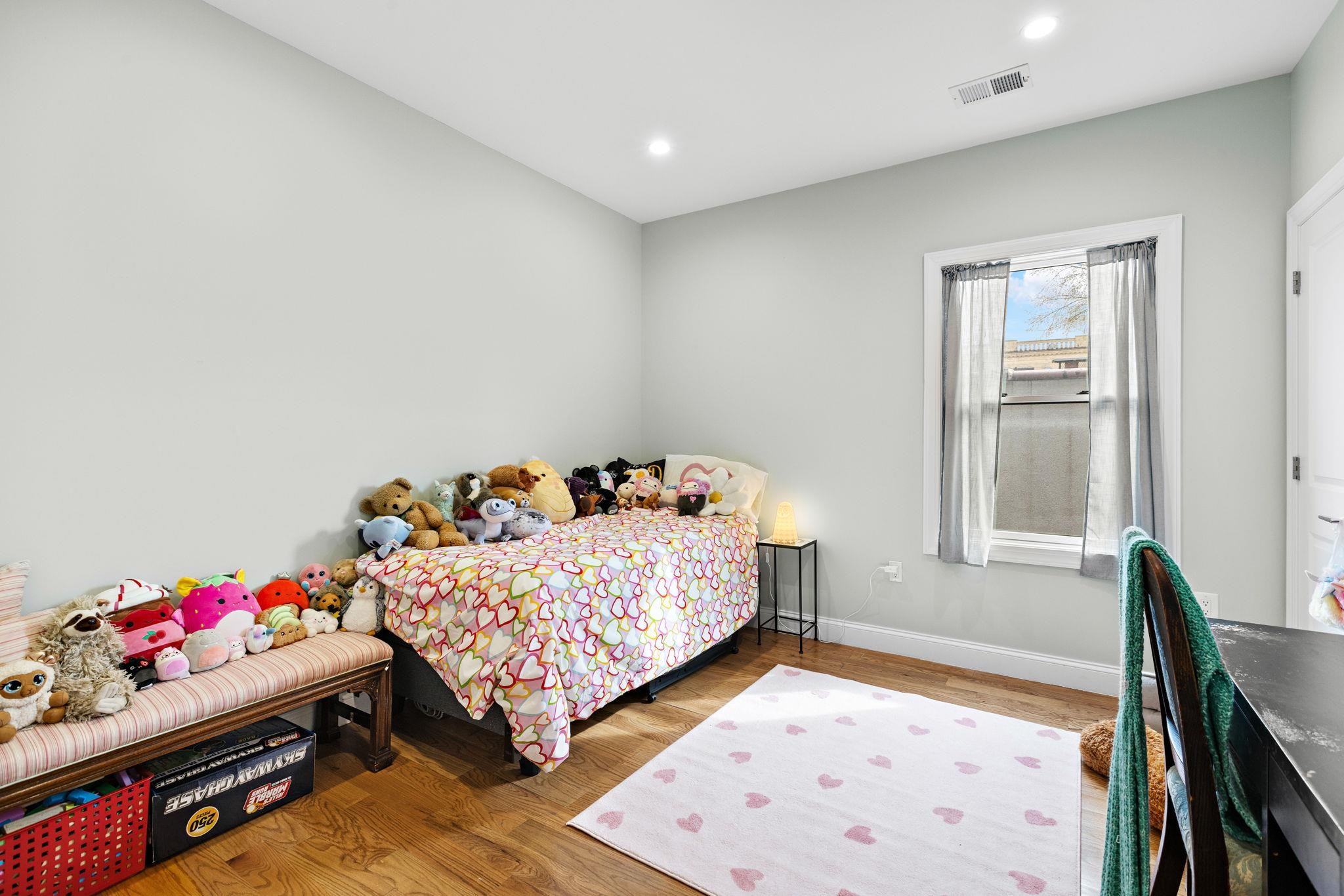 Jersey City, New Jersey, 07307, United States, 3 Bedrooms Bedrooms, ,2 BathroomsBathrooms,Residential,For Sale,1865294
