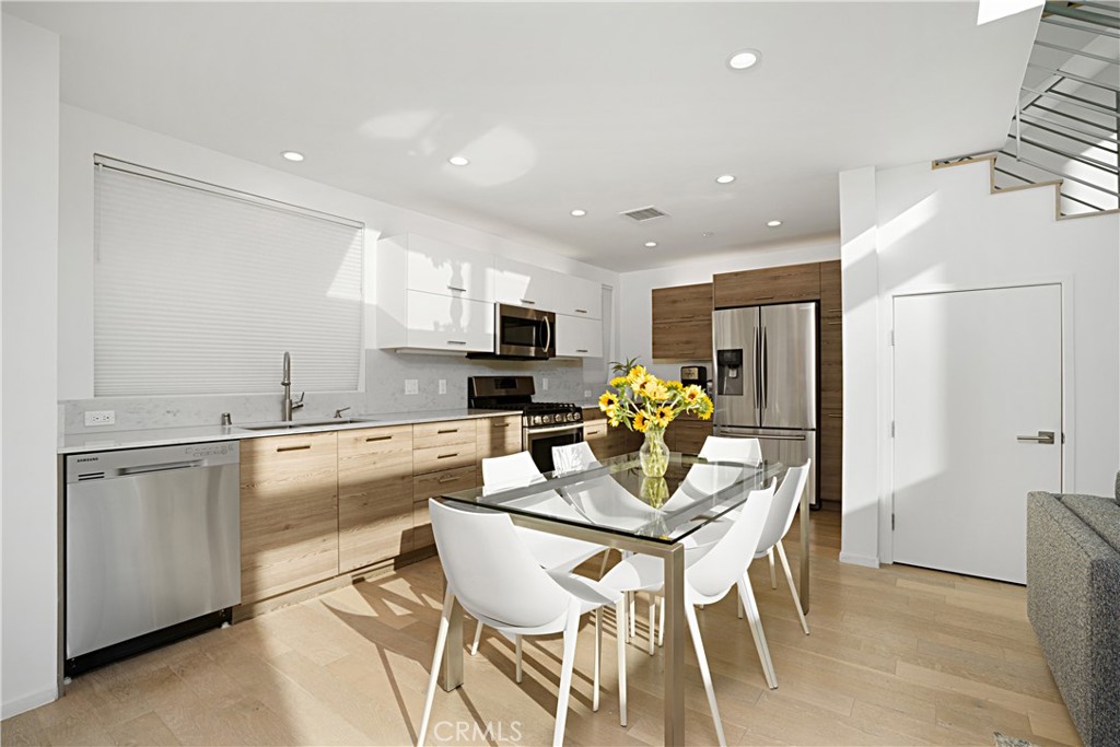 Los Angeles, California, 90019, United States, 2 Bedrooms Bedrooms, ,3 BathroomsBathrooms,Residential,For Sale,1990978