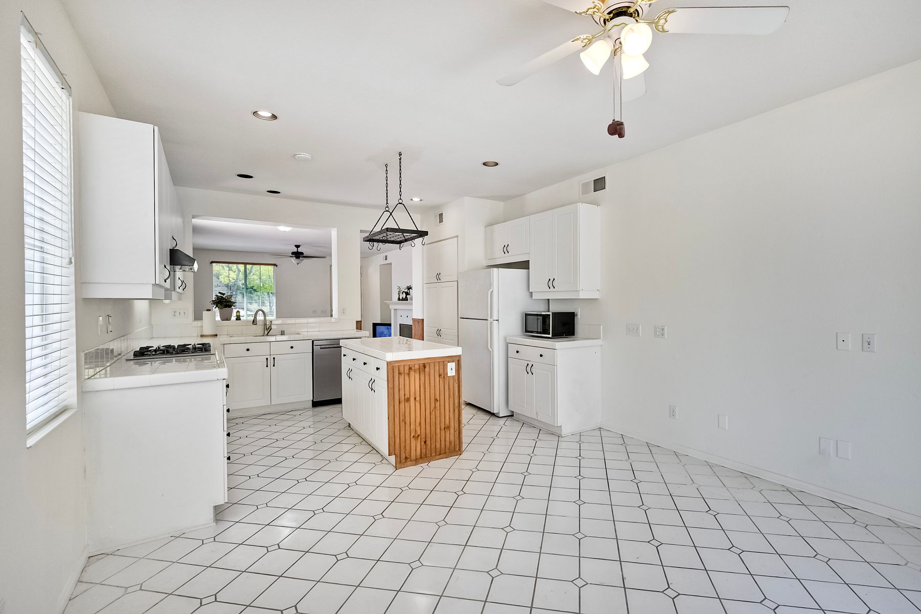San Diego, California, 92123, United States, 3 Bedrooms Bedrooms, ,2 BathroomsBathrooms,Residential,For Sale,1914206