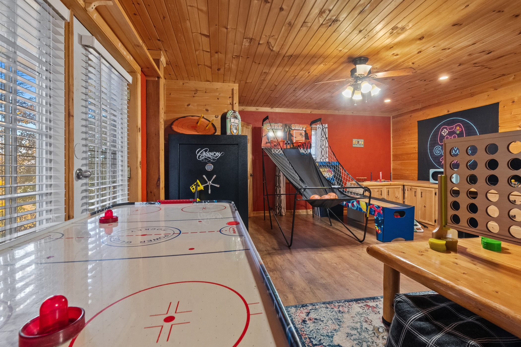 Sevierville, Tennessee, 37876, United States, 2 Bedrooms Bedrooms, ,4 BathroomsBathrooms,Residential,For Sale,1988602