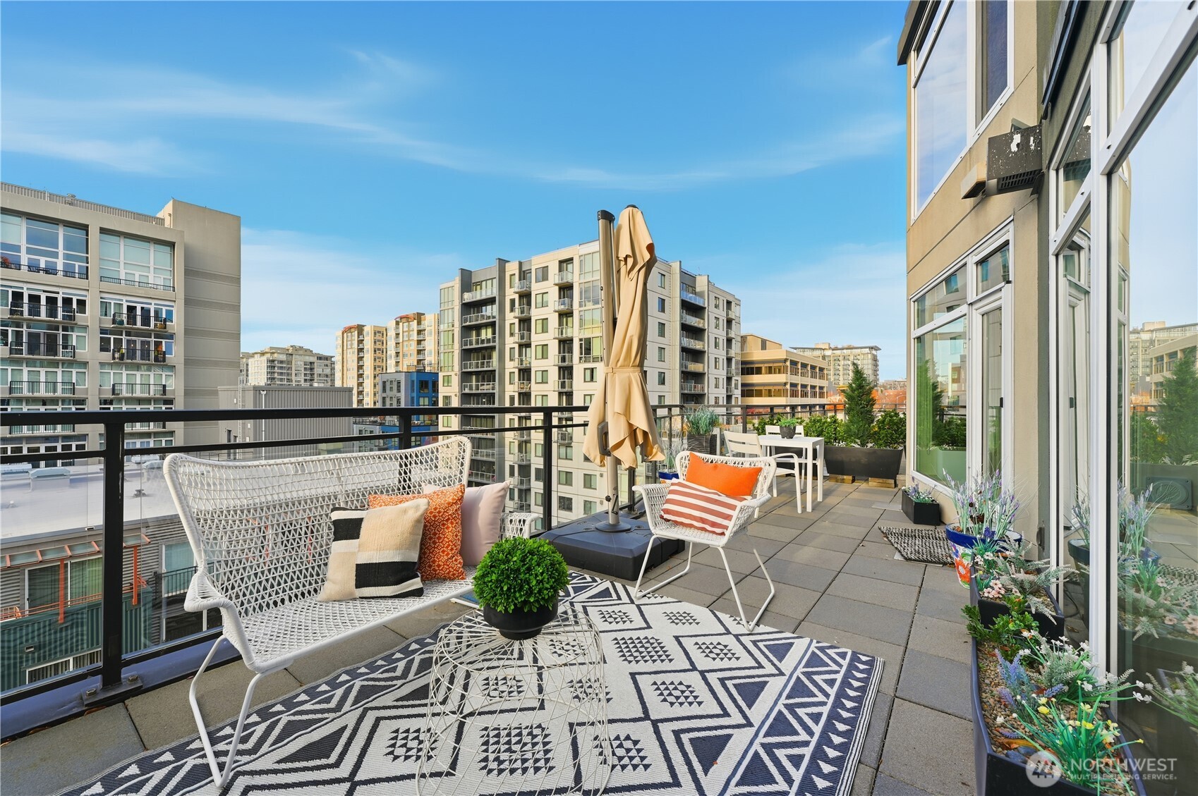 Seattle, Washington, 98121, United States, 1 Bedroom Bedrooms, ,Residential,For Sale,1992082