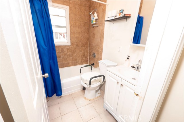 Los Angeles, California, 90018, United States, 8 Bedrooms Bedrooms, ,Residential,For Sale,1878882