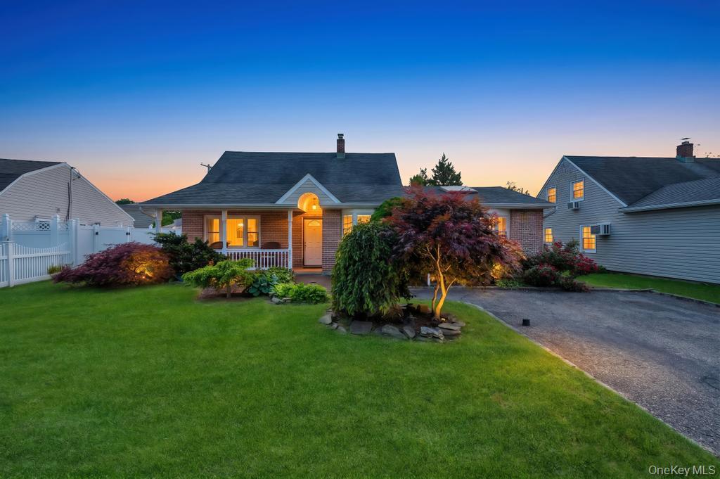 Shelter Ln, Levittown, NY 11756