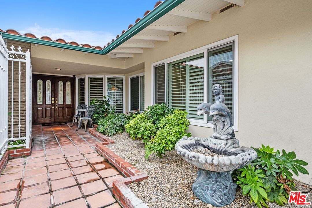 Los Angeles, California, 90056, United States, 5 Bedrooms Bedrooms, ,3 BathroomsBathrooms,Residential,For Sale,1987741