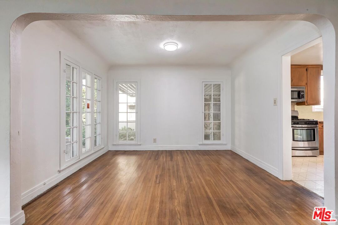 Los Angeles, California, 90039, United States, 2 Bedrooms Bedrooms, ,1 BathroomBathrooms,Residential,For Sale,1988160