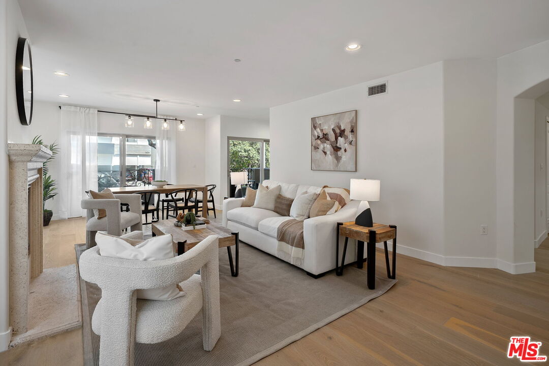 Los Angeles, California, 90025, United States, 3 Bedrooms Bedrooms, ,3 BathroomsBathrooms,Residential,For Sale,1939607