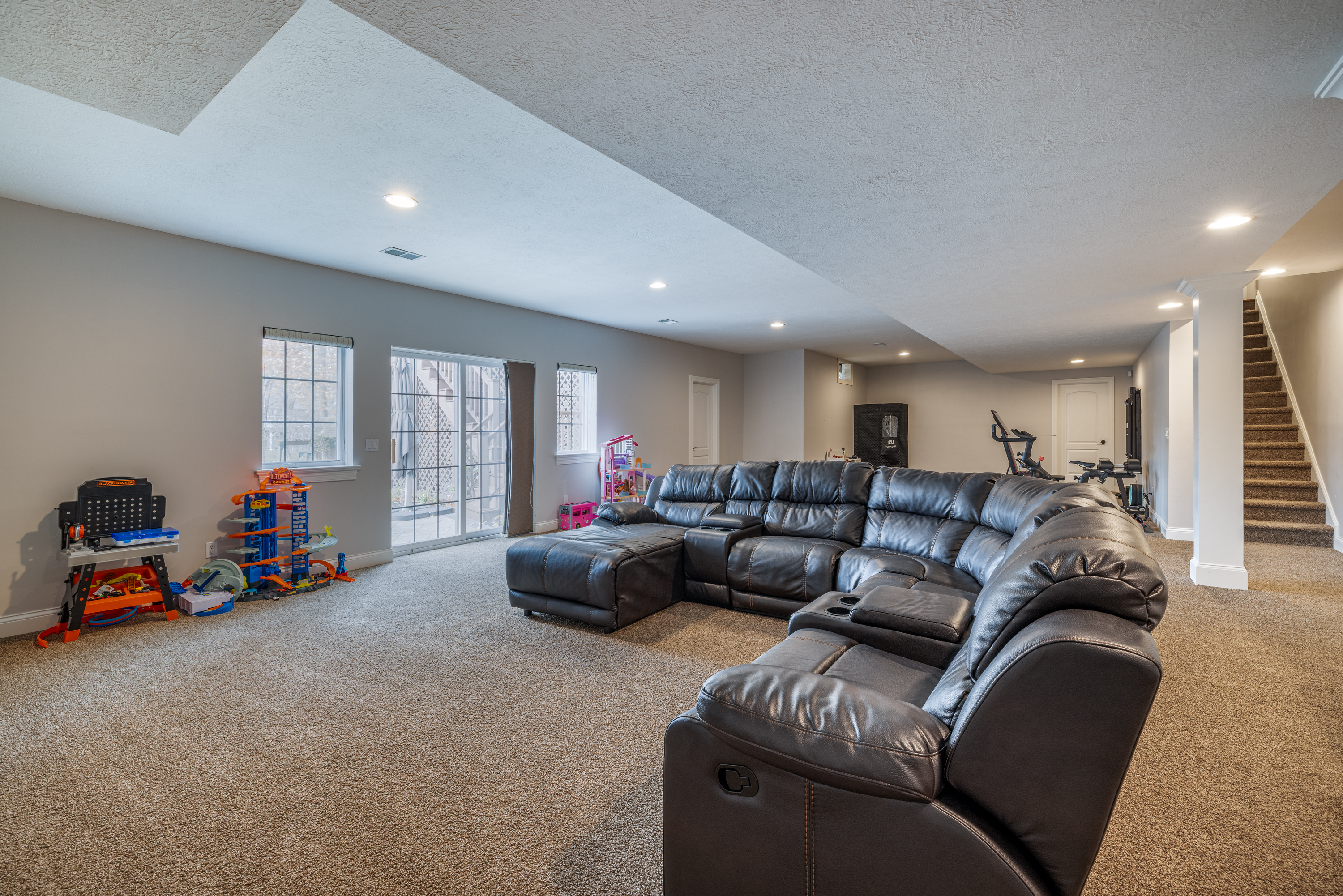 Strongsville, Ohio, 44136, United States, 4 Bedrooms Bedrooms, ,5 BathroomsBathrooms,Residential,For Sale,1988624